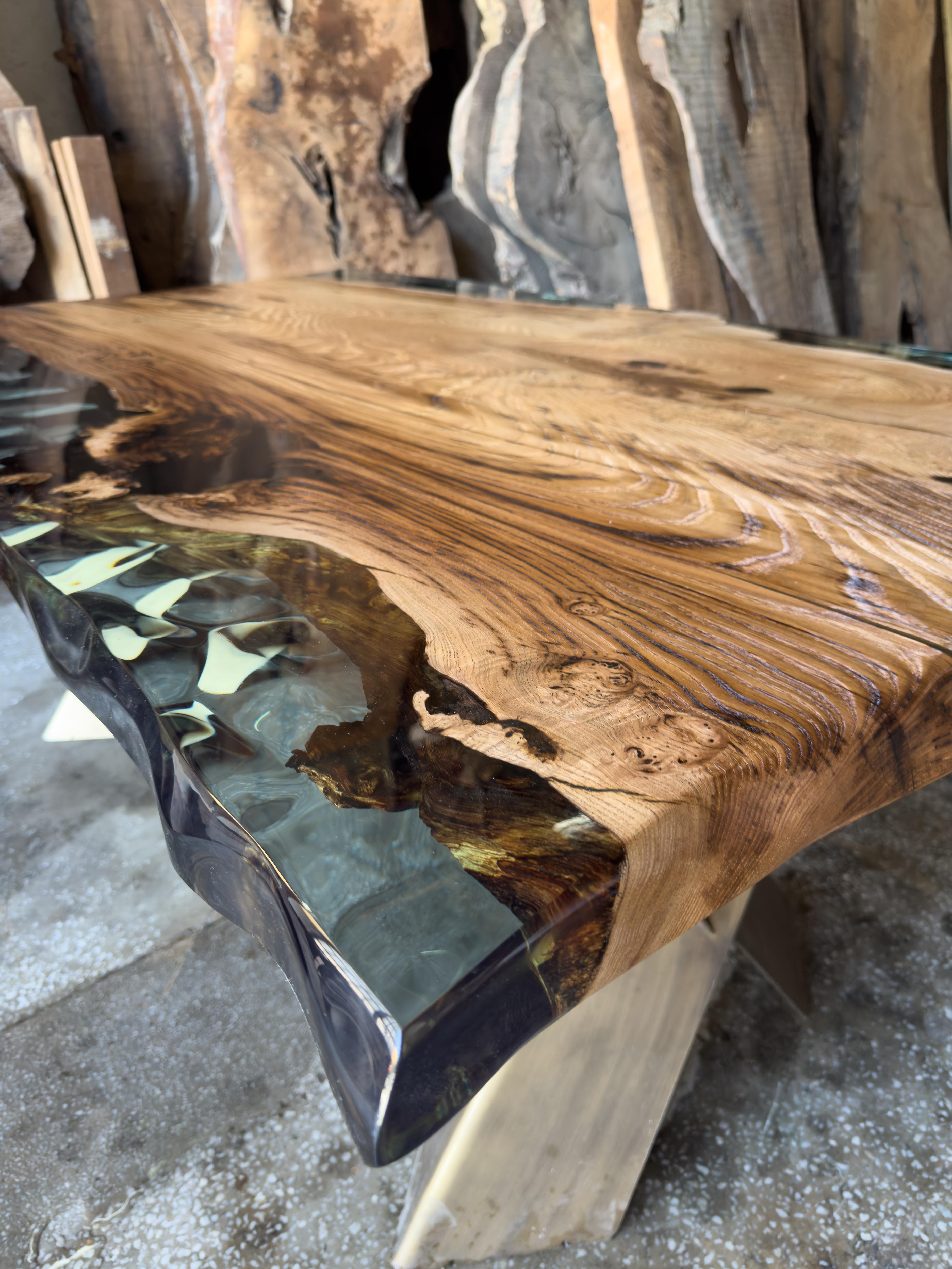 Ancienne table à manger en bois de châtaignier à bord vif en résine époxy en vente 2