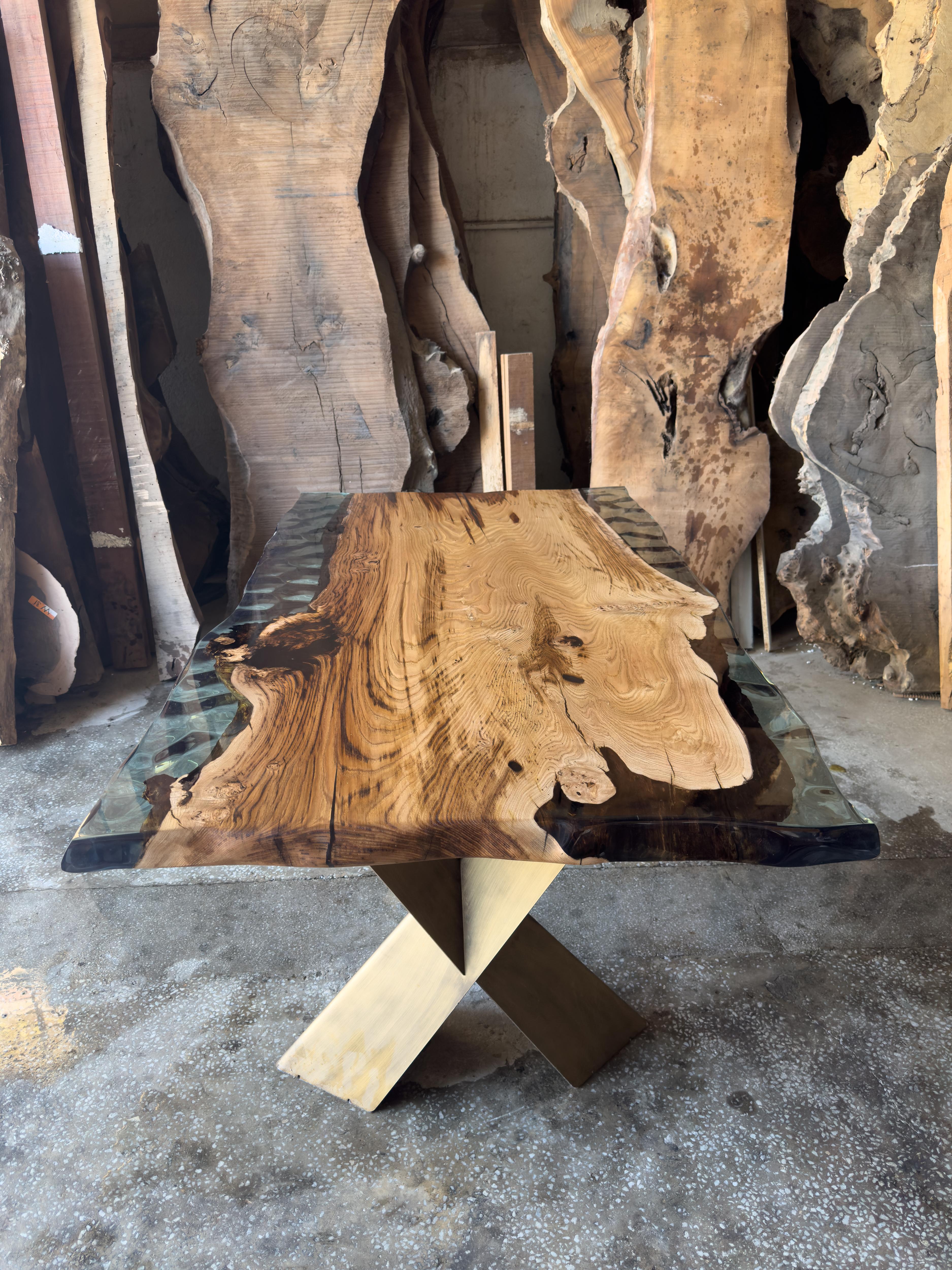 Travail du bois Ancienne table à manger en bois de châtaignier à bord vif en résine époxy en vente