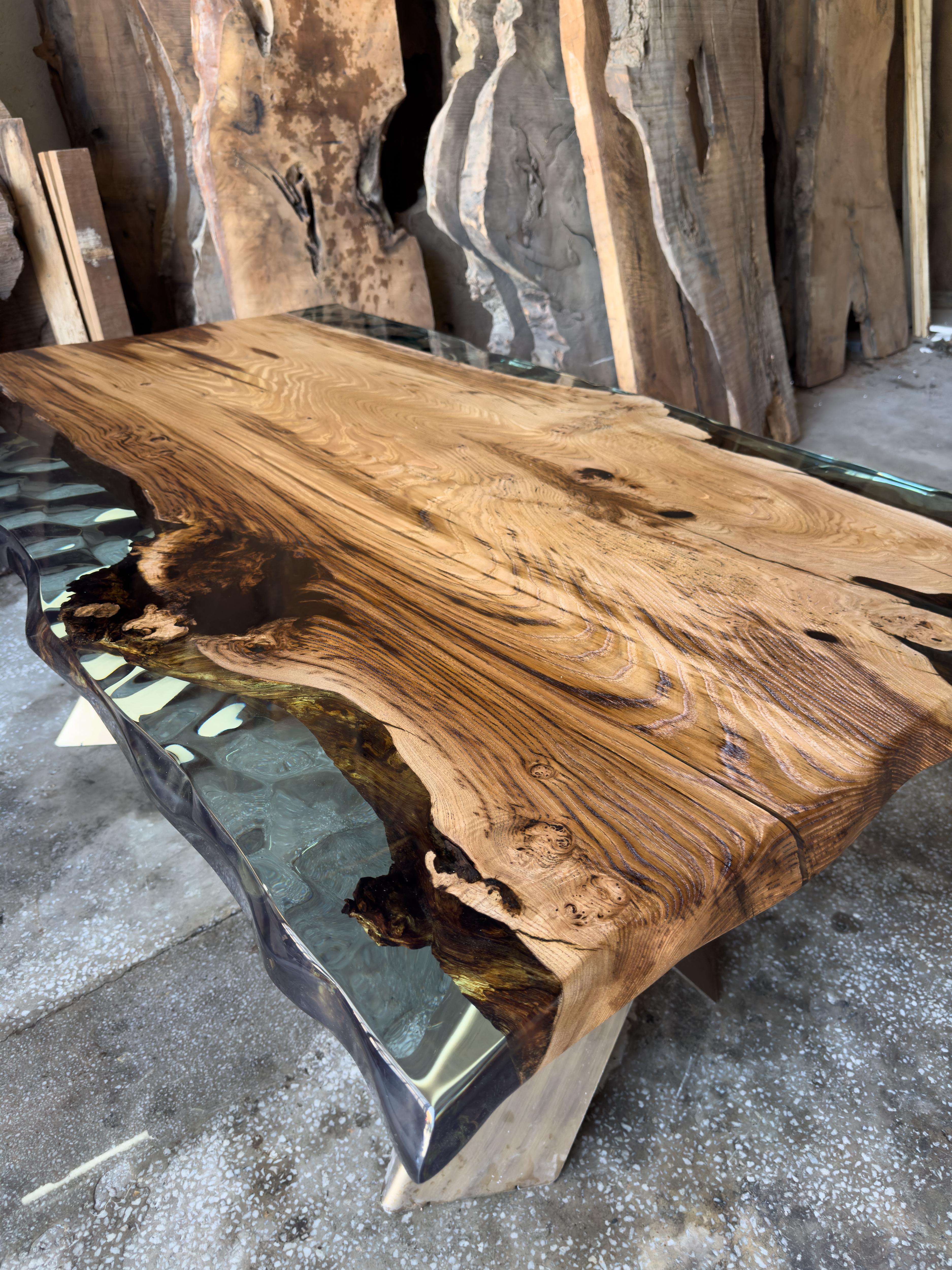 Ancienne table à manger en bois de châtaignier à bord vif en résine époxy en vente 1