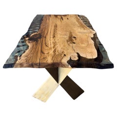 Ancienne table à manger en bois de châtaignier à bord vif en résine époxy
