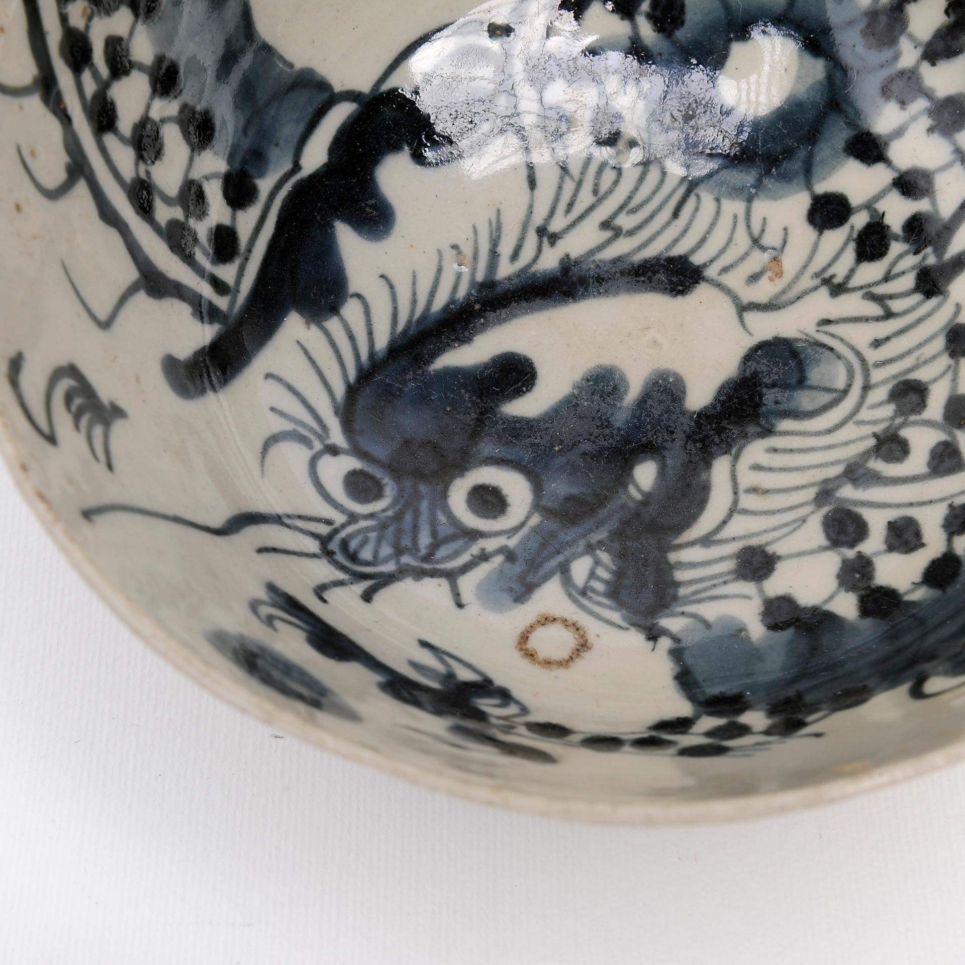 Antike japanische Schale mit Drache (Handbemalt) im Angebot
