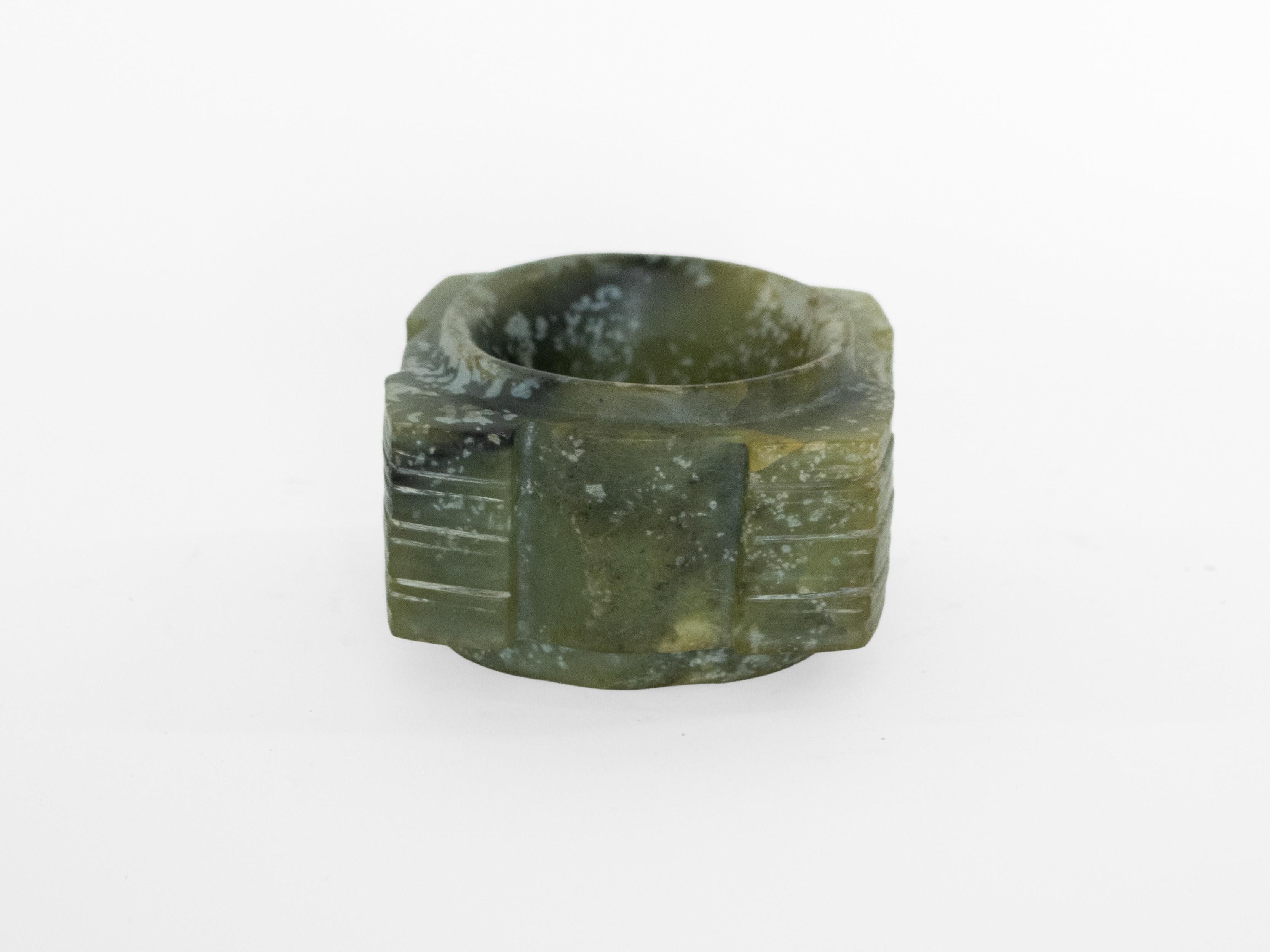 Cong chinois ancien sculpté en néphrite / jade / pierre.  La pièce présente la section extérieure carrée classique avec une arpeture centrale circulaire en bas-relief.  bandes de masques taotie / bandes géométriques incisées.  la surface présente