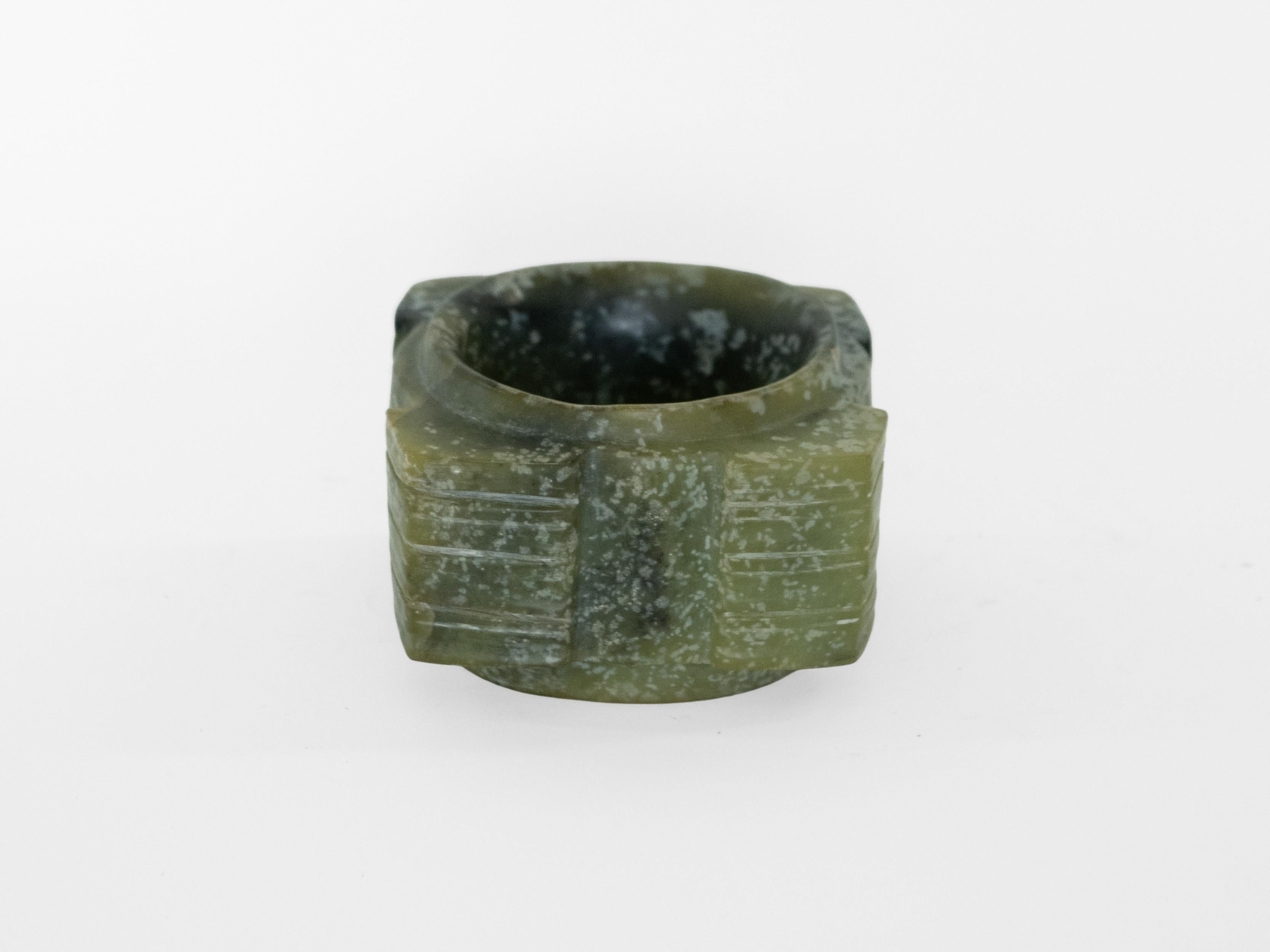 Chinois Ancient Chinese Neolithic Cong (Nephrite Jade) Carved Ritual Tube Early Style en vente