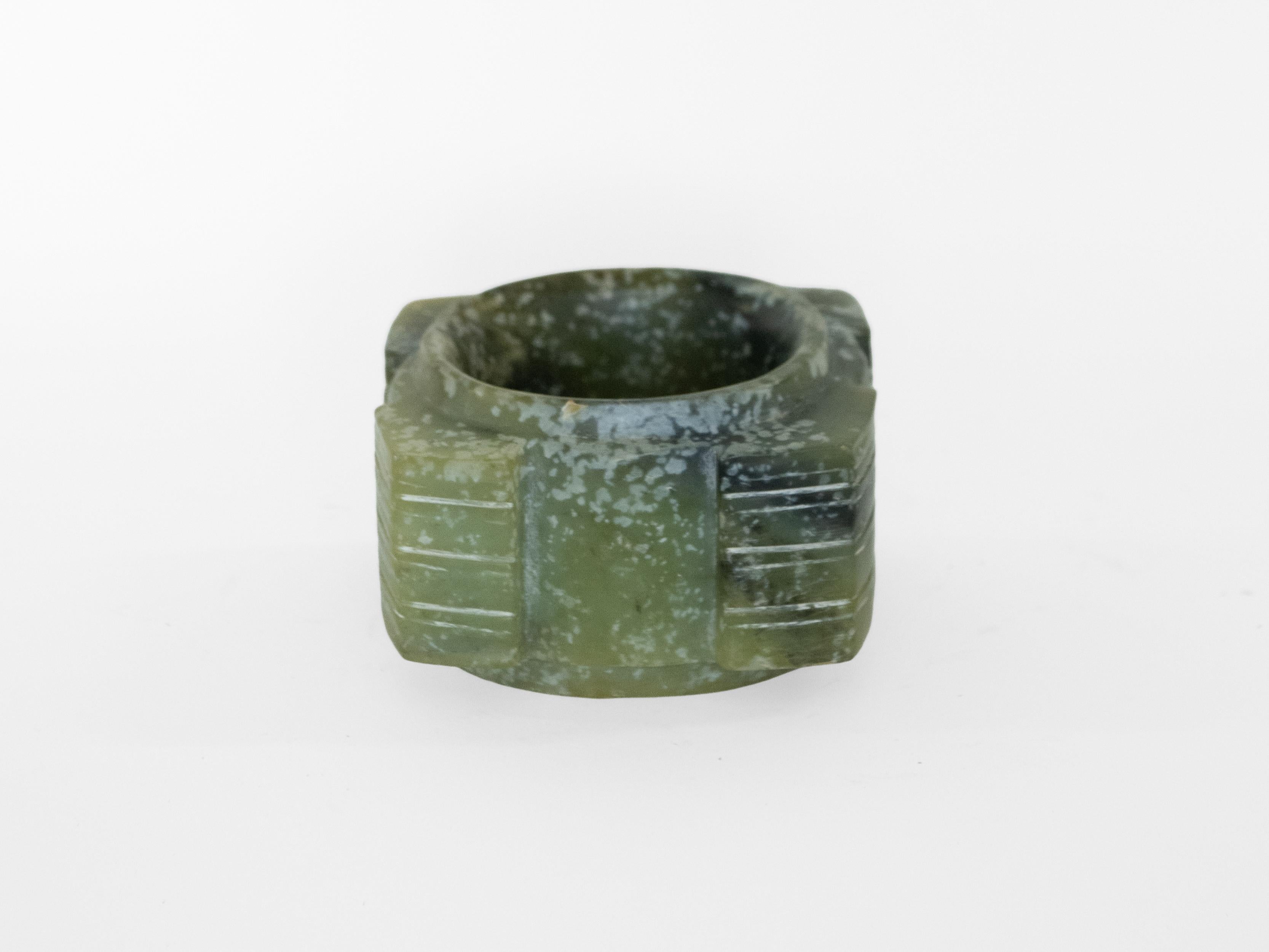 Ancient Chinese Neolithic Cong (Nephrite Jade) Carved Ritual Tube Early Style Bon état - En vente à Wainscott, NY