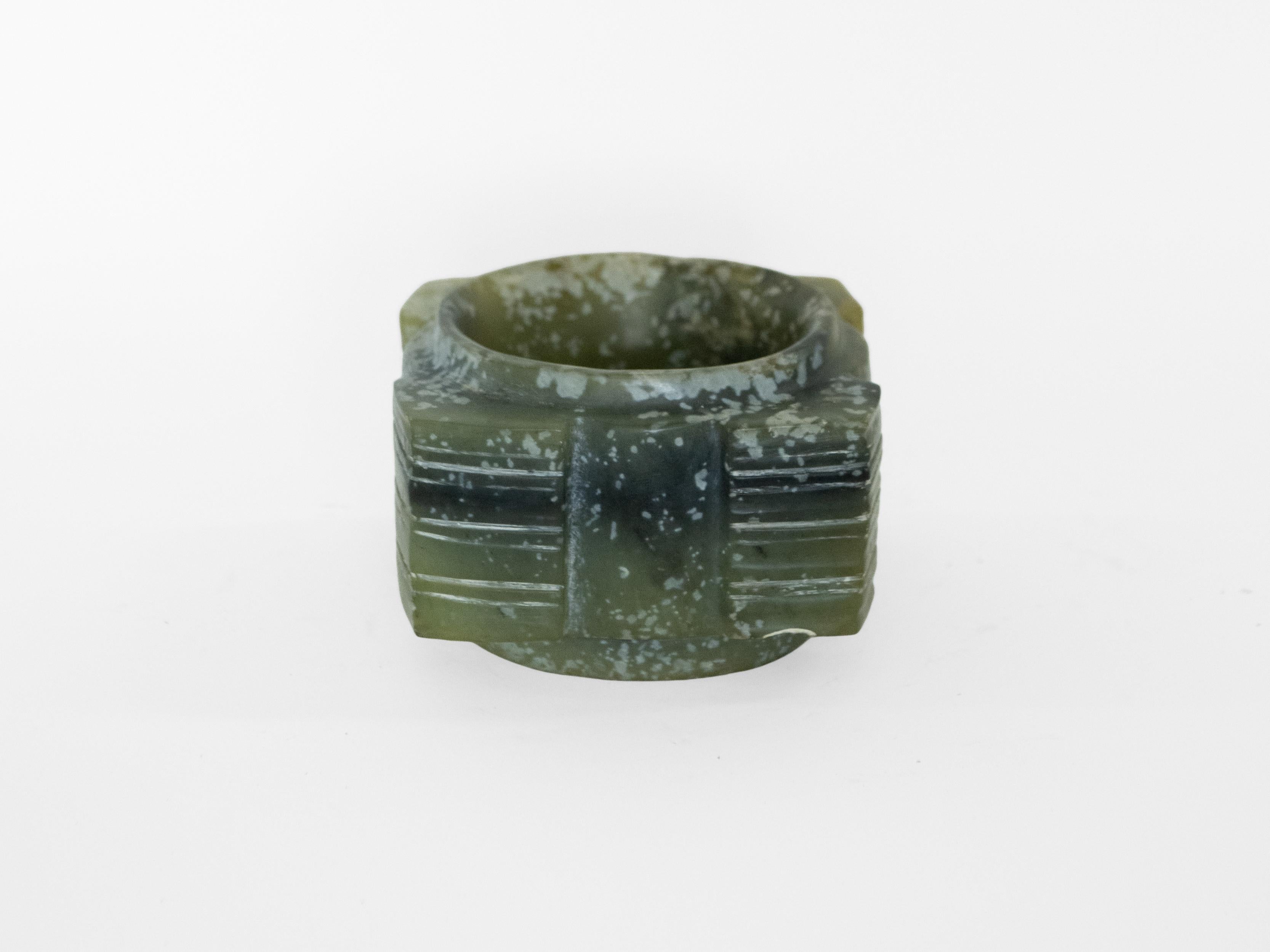 XVIIIe siècle et antérieur Ancient Chinese Neolithic Cong (Nephrite Jade) Carved Ritual Tube Early Style en vente