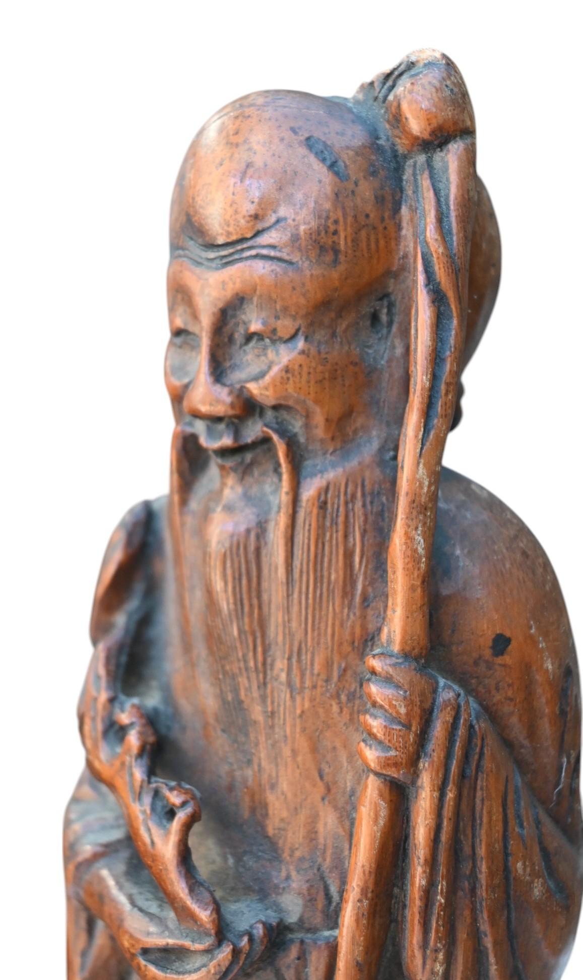 Un bambou finement sculpté  représentant un sage Dynastie chinoise Qing, 19e siècle 
Bon état comme le montrent les photos Hauteur 25,5 cm 
Belle patine d'usage
