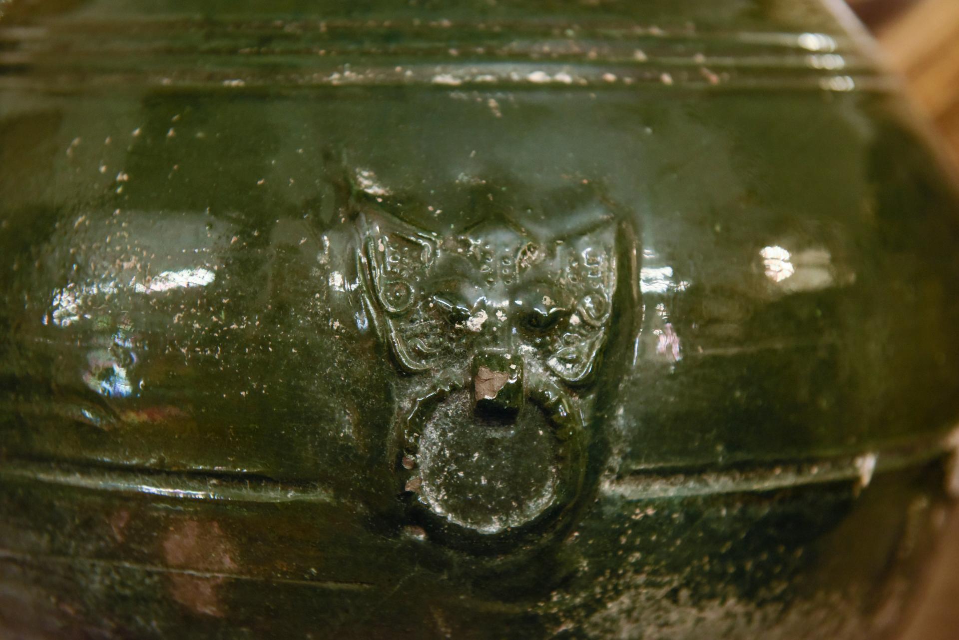 Ancien vase chinois, probablement de l'ère HAN, mais je n'ai pas les preuves scientifiques nécessaires.
Elle est réalisée en céramique verte avec des masques en relief sur deux faces.

ref. O/1924.