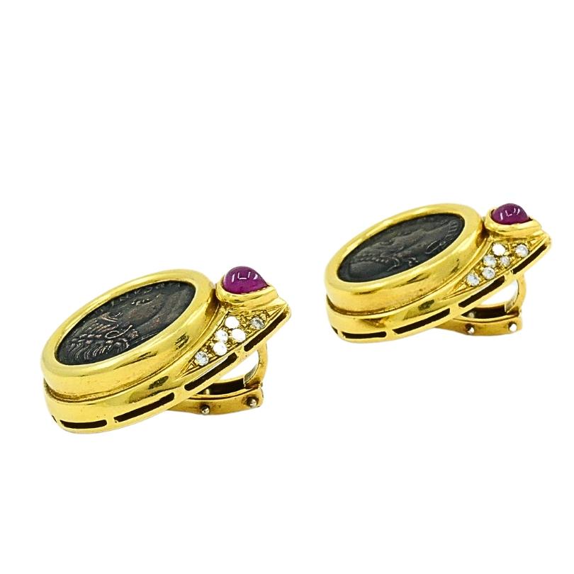 Cabochon Orecchini in oro 18k con monete antiche e rubino in vendita