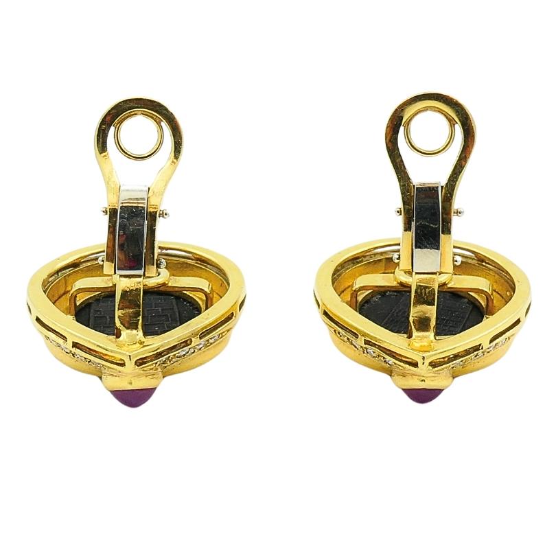 Orecchini in oro 18k con monete antiche e rubino in vendita 1