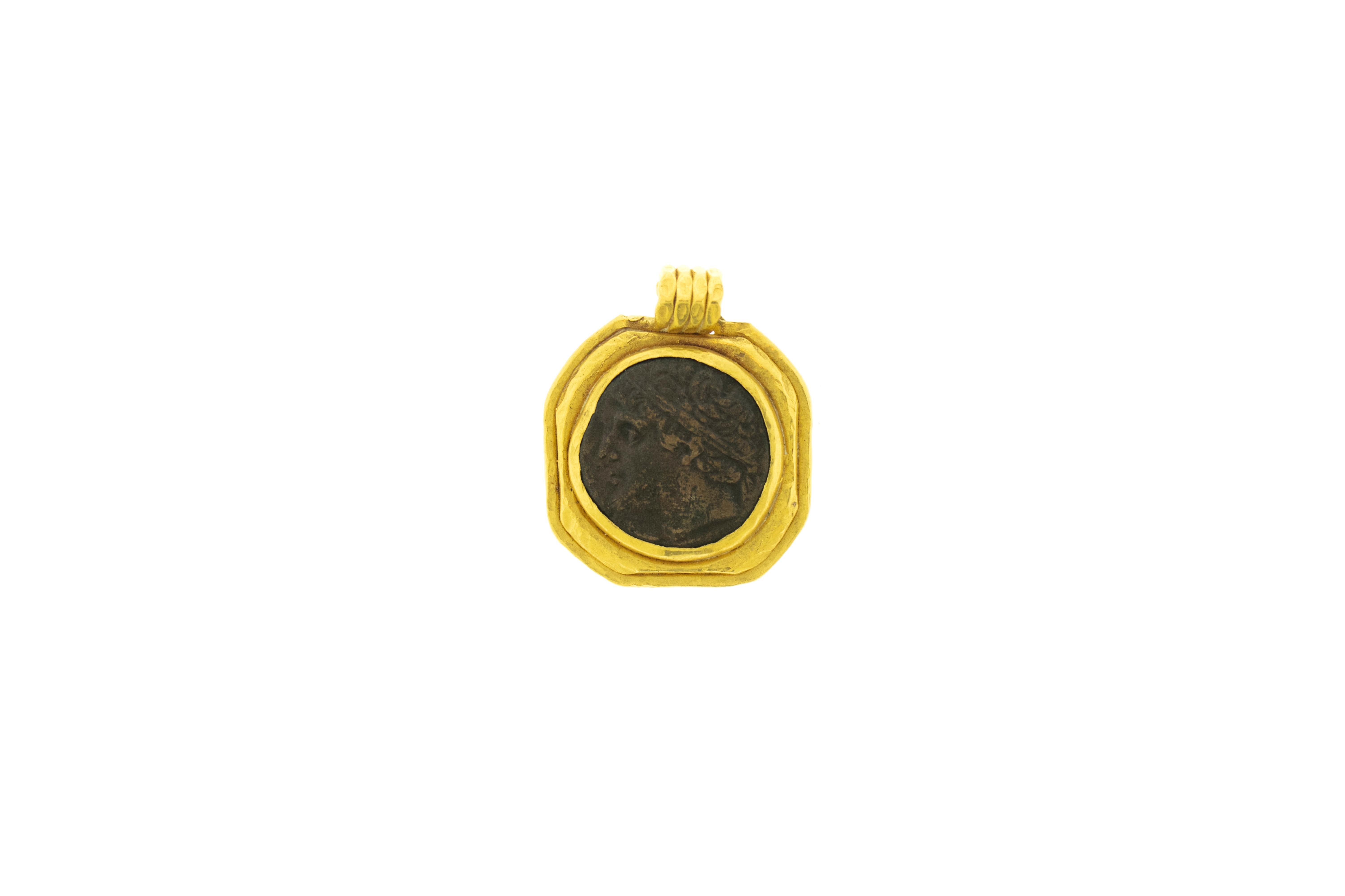 Artifact de pièce de monnaie antique monté sur un pendentif en or 22 carats Bon état à New York, NY