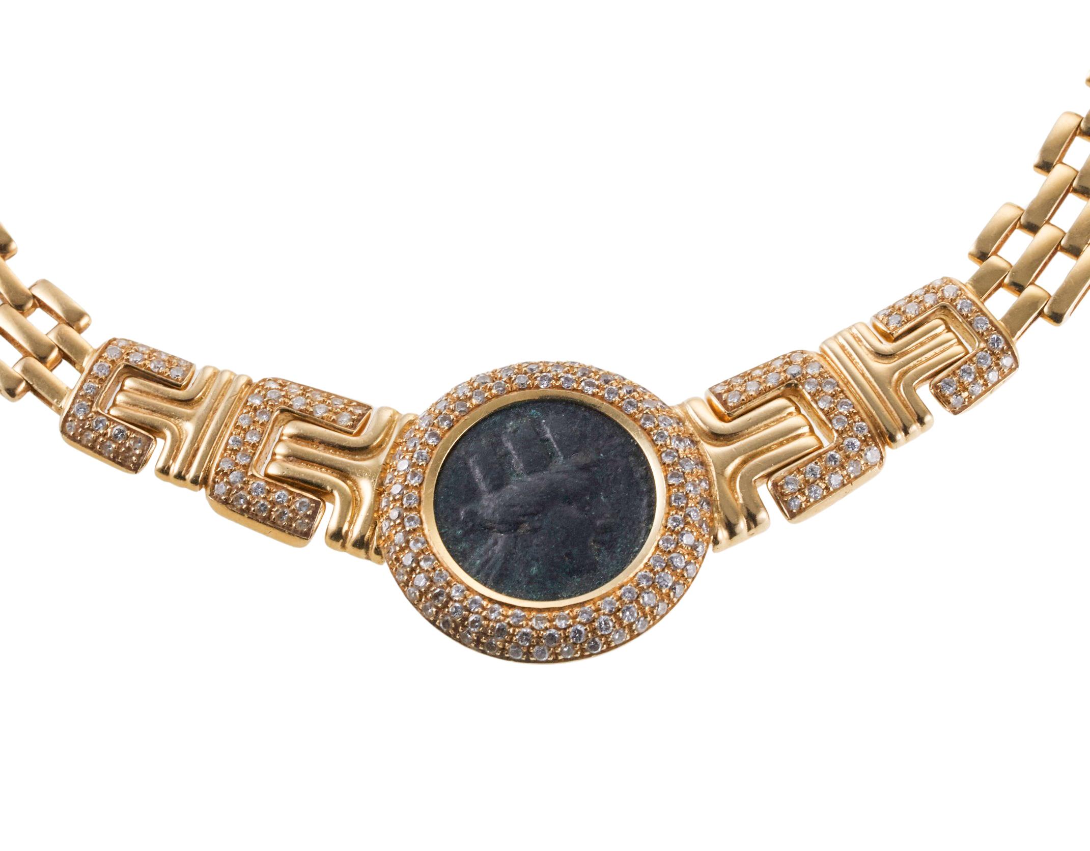 Collar vintage de oro de 18 quilates de la década de 1980, con una moneda antigua engastada en el bisel central, que mide unos 18 mm (según el engaste), rodeada de unos 0,70 quilates de diamantes H/Si. El collar mide 18