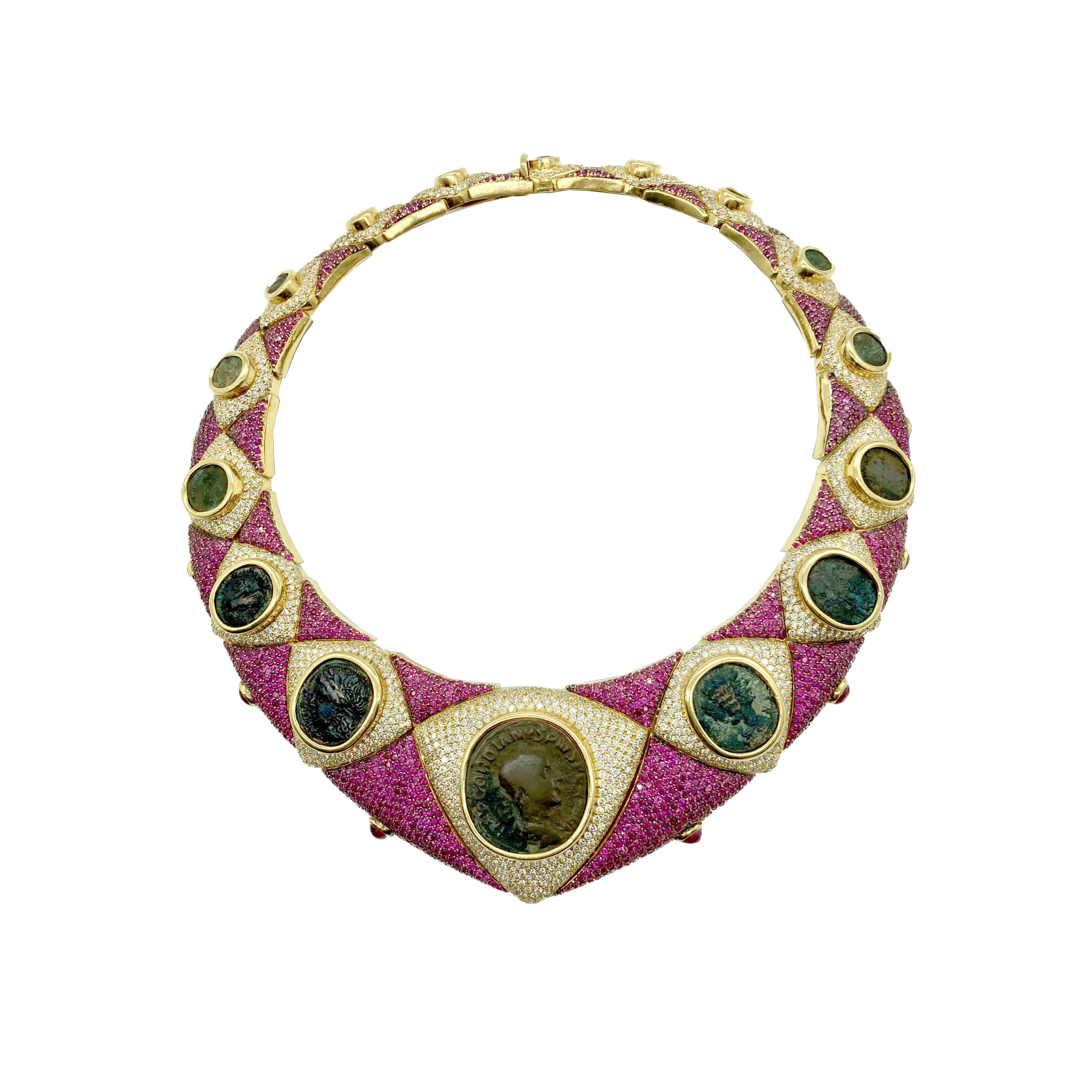 Grand collier biblique articulé en or jaune 18 carats présentant 15 pièces de monnaie anciennes rehaussées de diamants et de rubélites. Vers 1980.