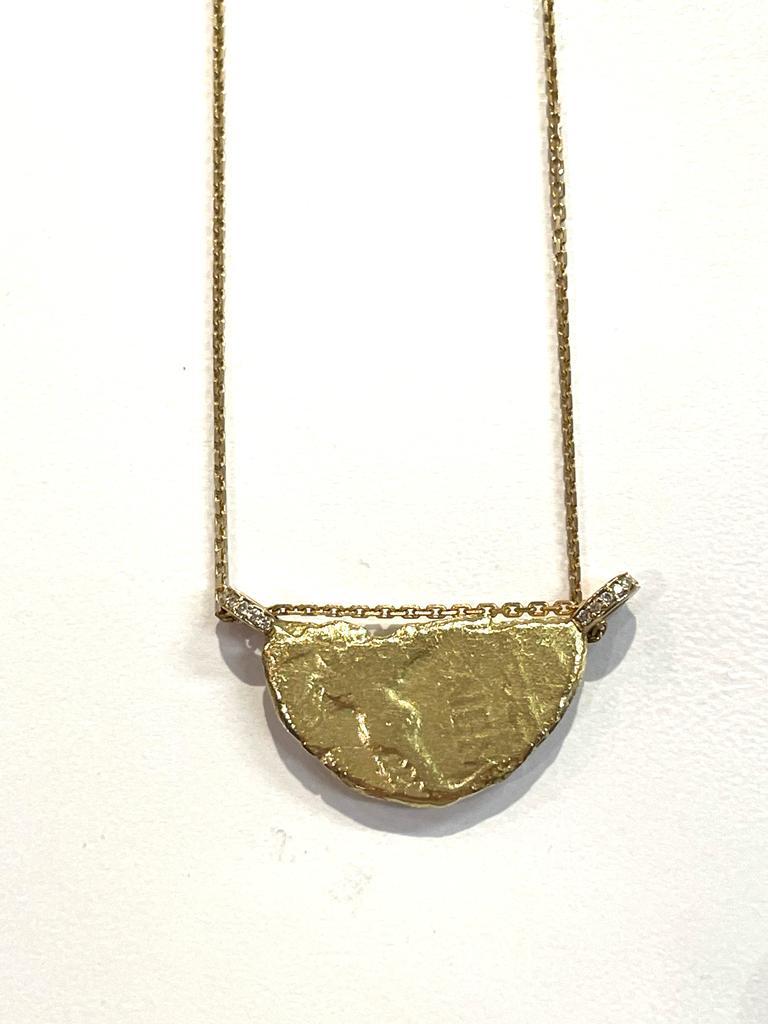 pièce romaine antique en or 22ct sertie de diamants autour du bord extérieur de la pièce (diamants FSI utilisés)

Empereur romain d'un côté et crocodile représentant Cléopâtre de l'autre 

Pièce de monnaie originale de BC

Veuillez voir les images