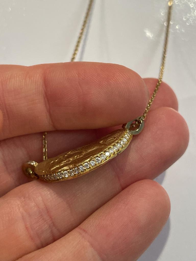 Taille brillant Pendentif de demi-coque Cléopâtre romain de l'époque antique en or jaune 22 carats et diamants