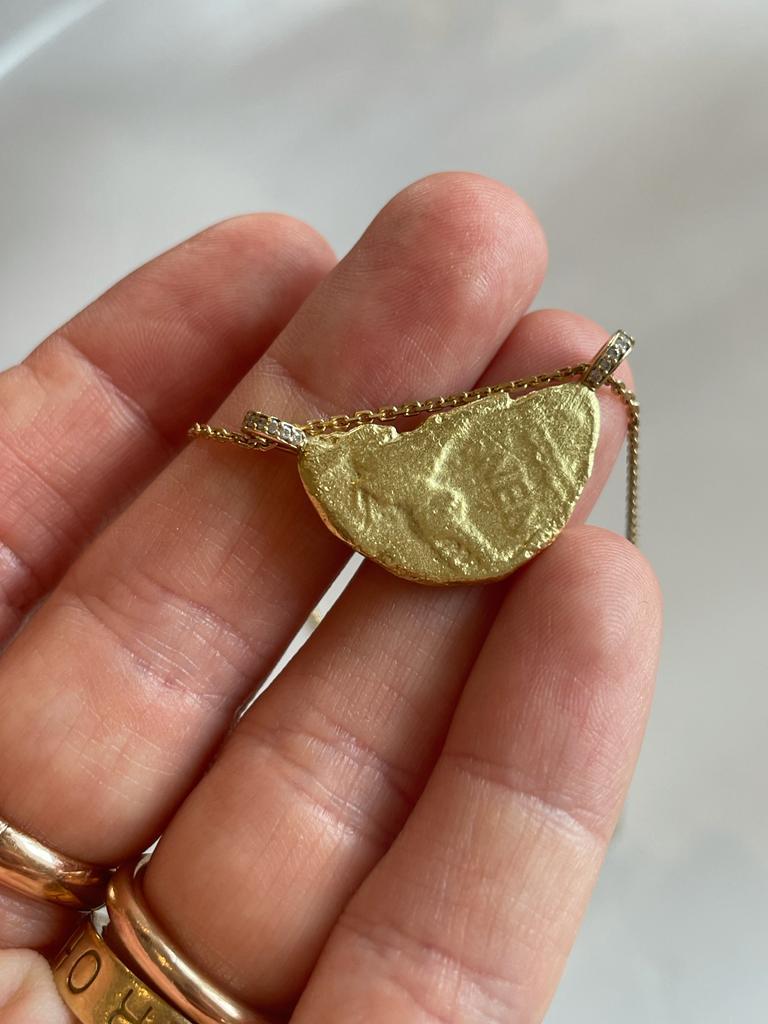 Pendentif de demi-coque Cléopâtre romain de l'époque antique en or jaune 22 carats et diamants 1