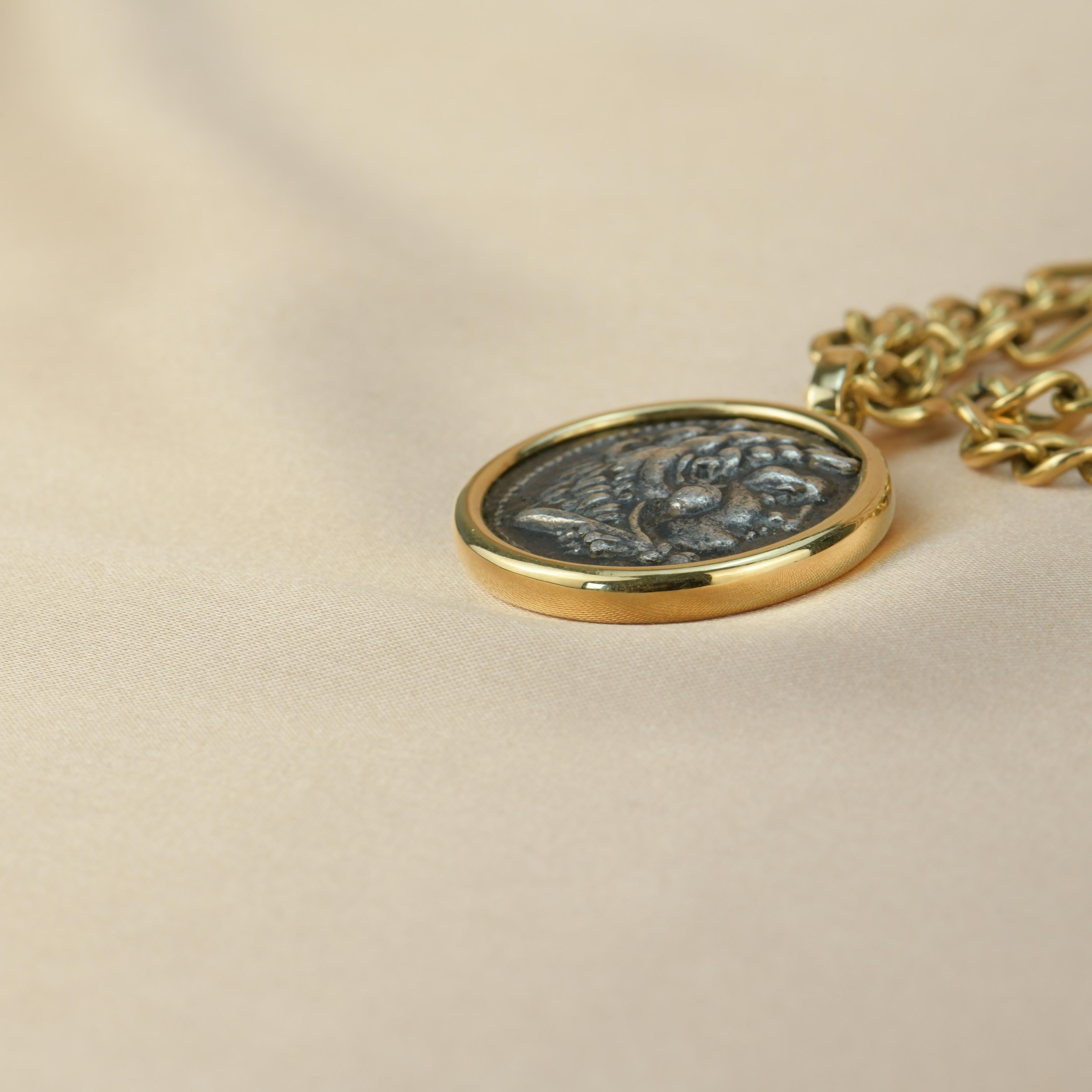 Ancient Coin Pendant Necklace in 18K Yellow Gold For Sale 5