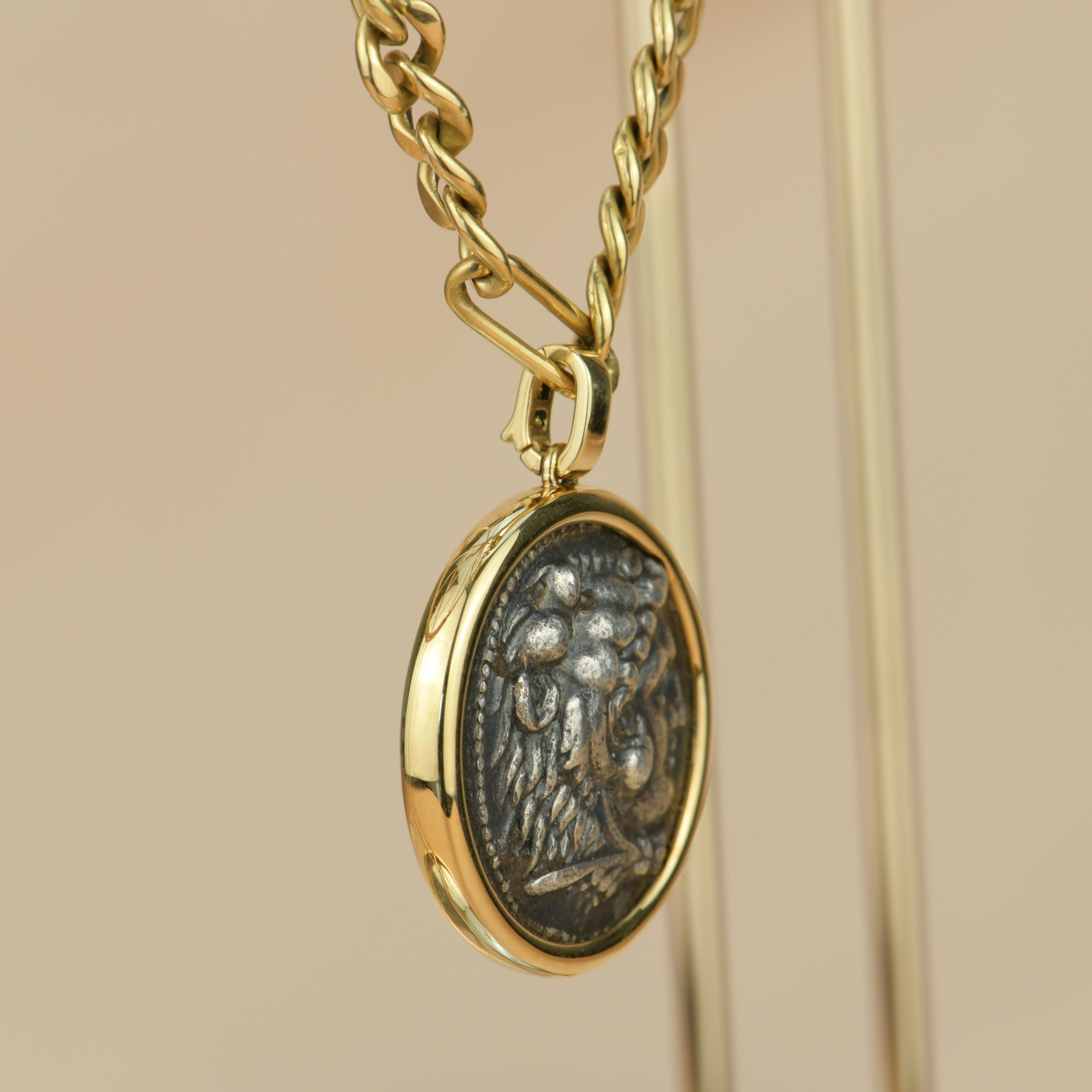 Ancient Coin Pendant Necklace in 18K Yellow Gold In Excellent Condition For Sale In Banbury, GB