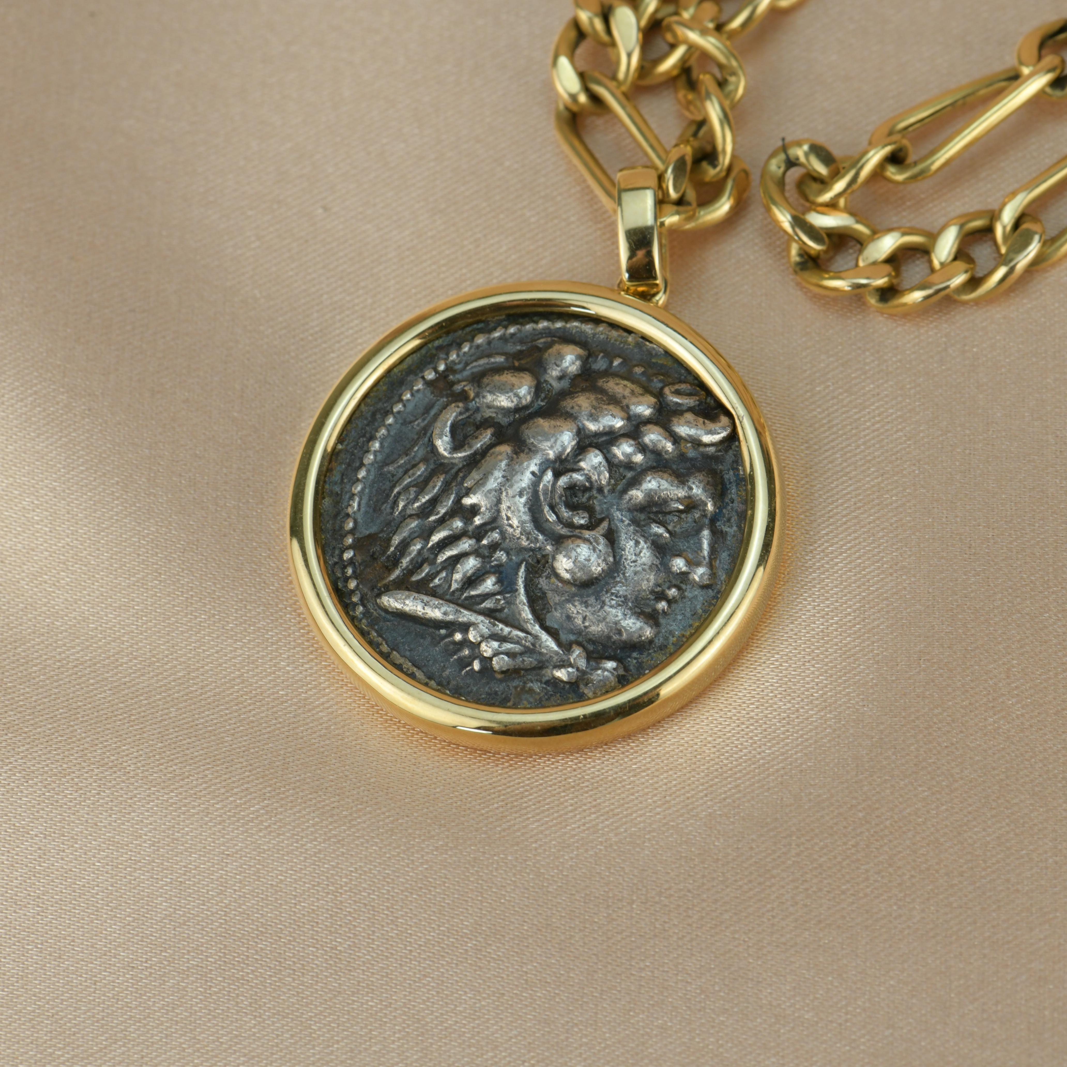 Ancient Coin Pendant Necklace in 18K Yellow Gold For Sale 2