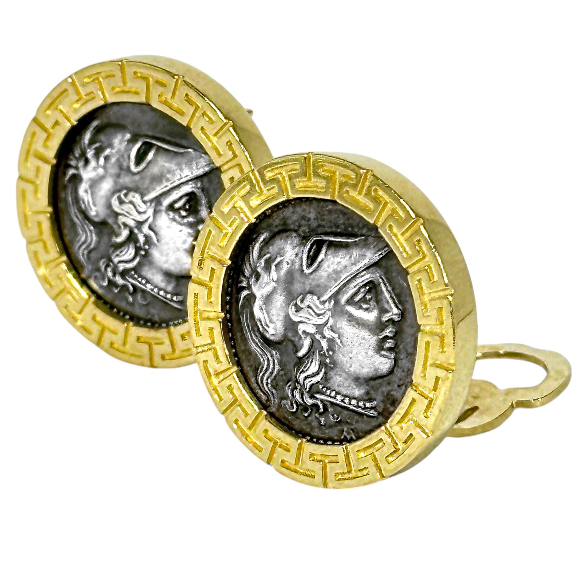 Cette paire de boucles d'oreilles en hommage à un centurion romain de la fin du XXe siècle est aussi solide dans la main que sur les oreilles. Avec un diamètre de 7/8 de pouce et une profondeur de 1/8 de pouce, la paire est de bonne taille et idéale