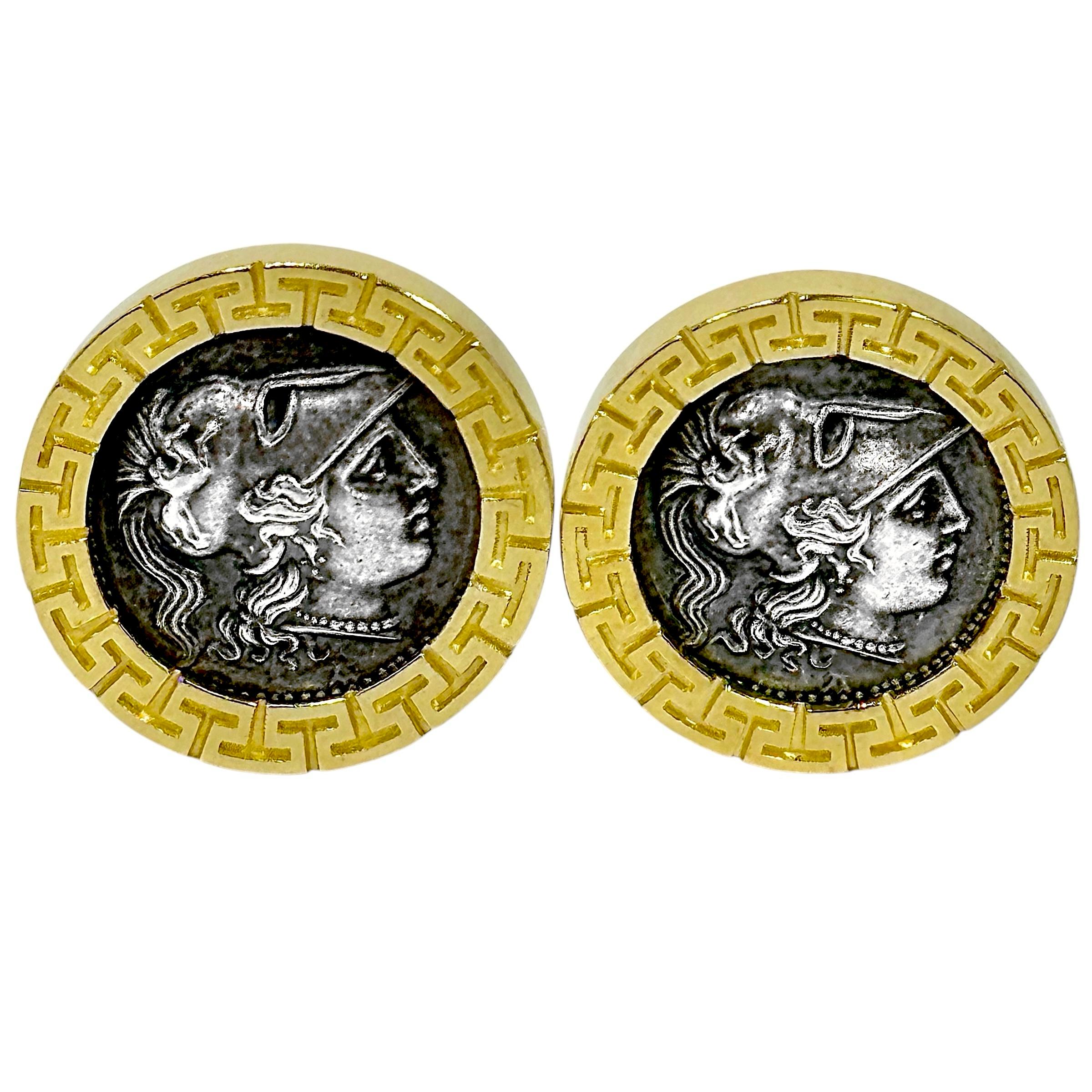 Revival Boucles d'oreilles en hommage aux pièces de monnaie antiques avec cadre de clé grecque en or jaune 14K en vente