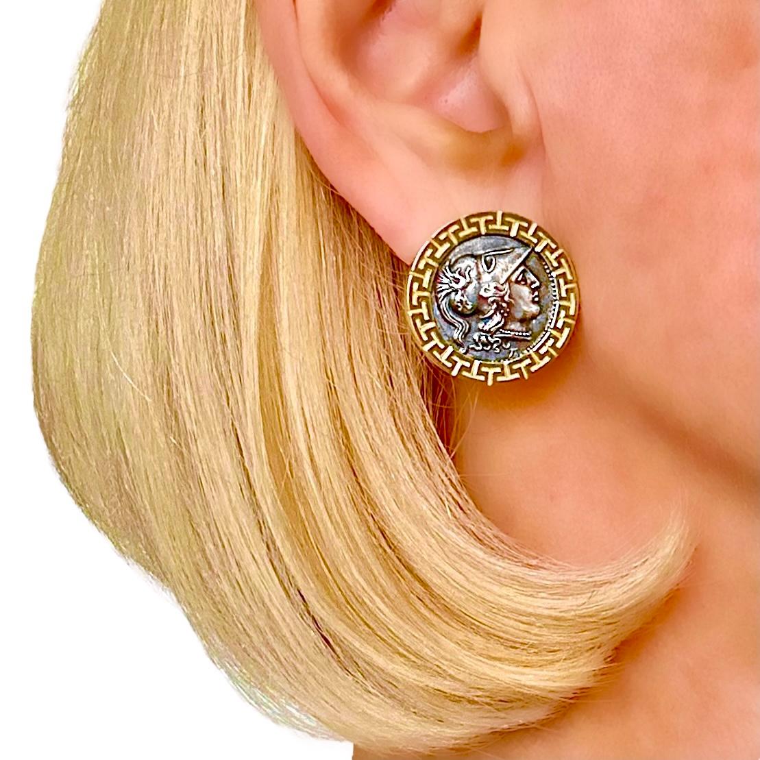 Boucles d'oreilles en hommage aux pièces de monnaie antiques avec cadre de clé grecque en or jaune 14K en vente 4