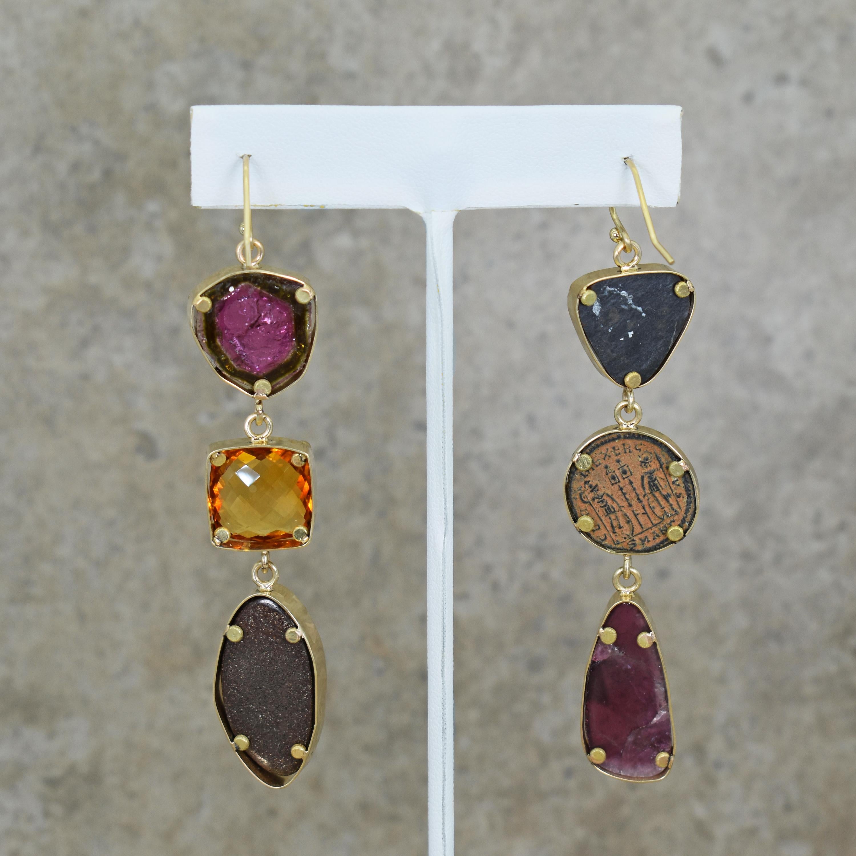 Taille cabochon Boucles d'oreilles pendantes en or 18 carats avec pièces de monnaie anciennes, turquoises, opales et tourmalines en vente