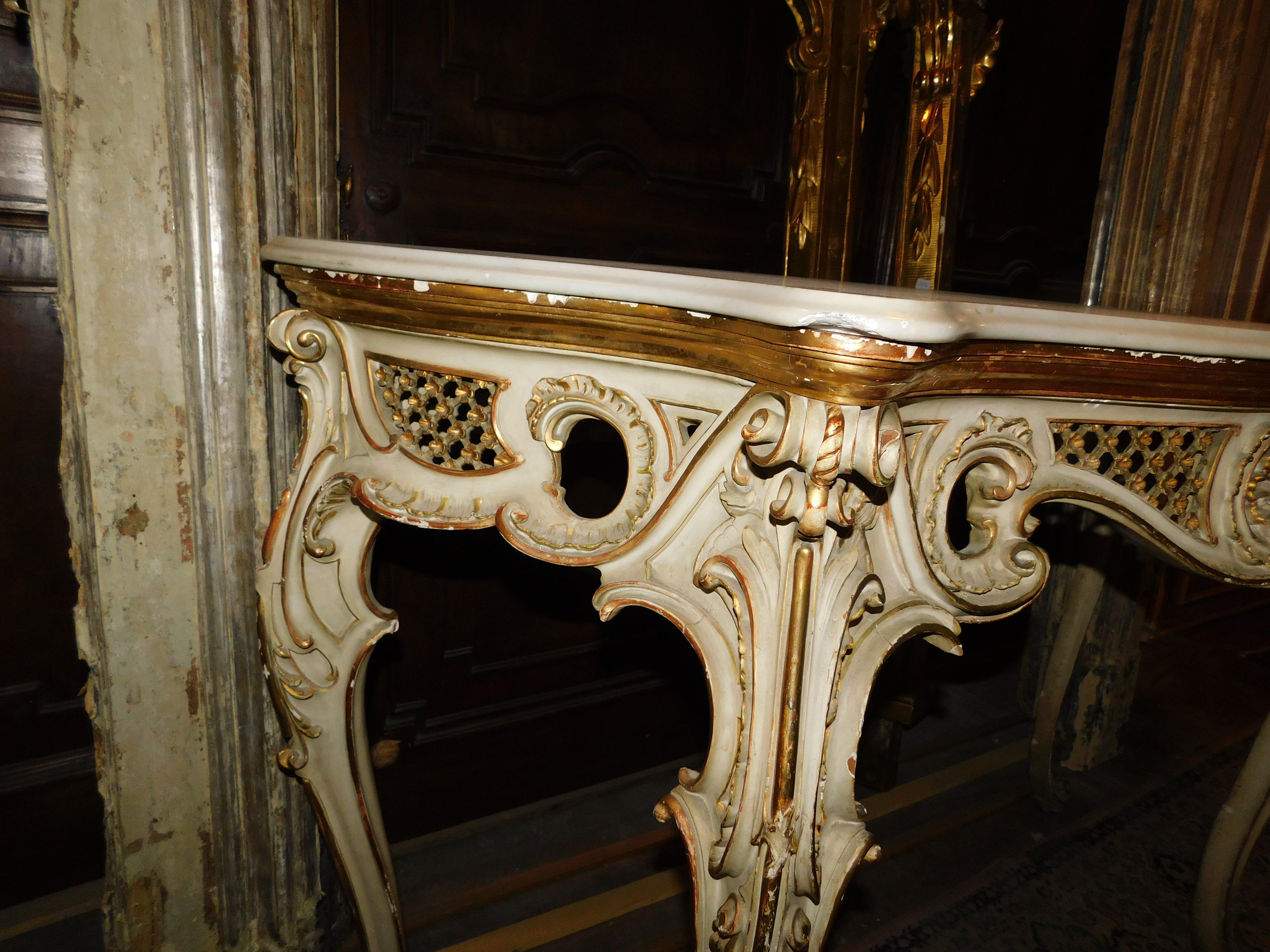 Ancient Console in Lacquered and Gilded Wood, from the 18th Century, Italy For Sale 4
