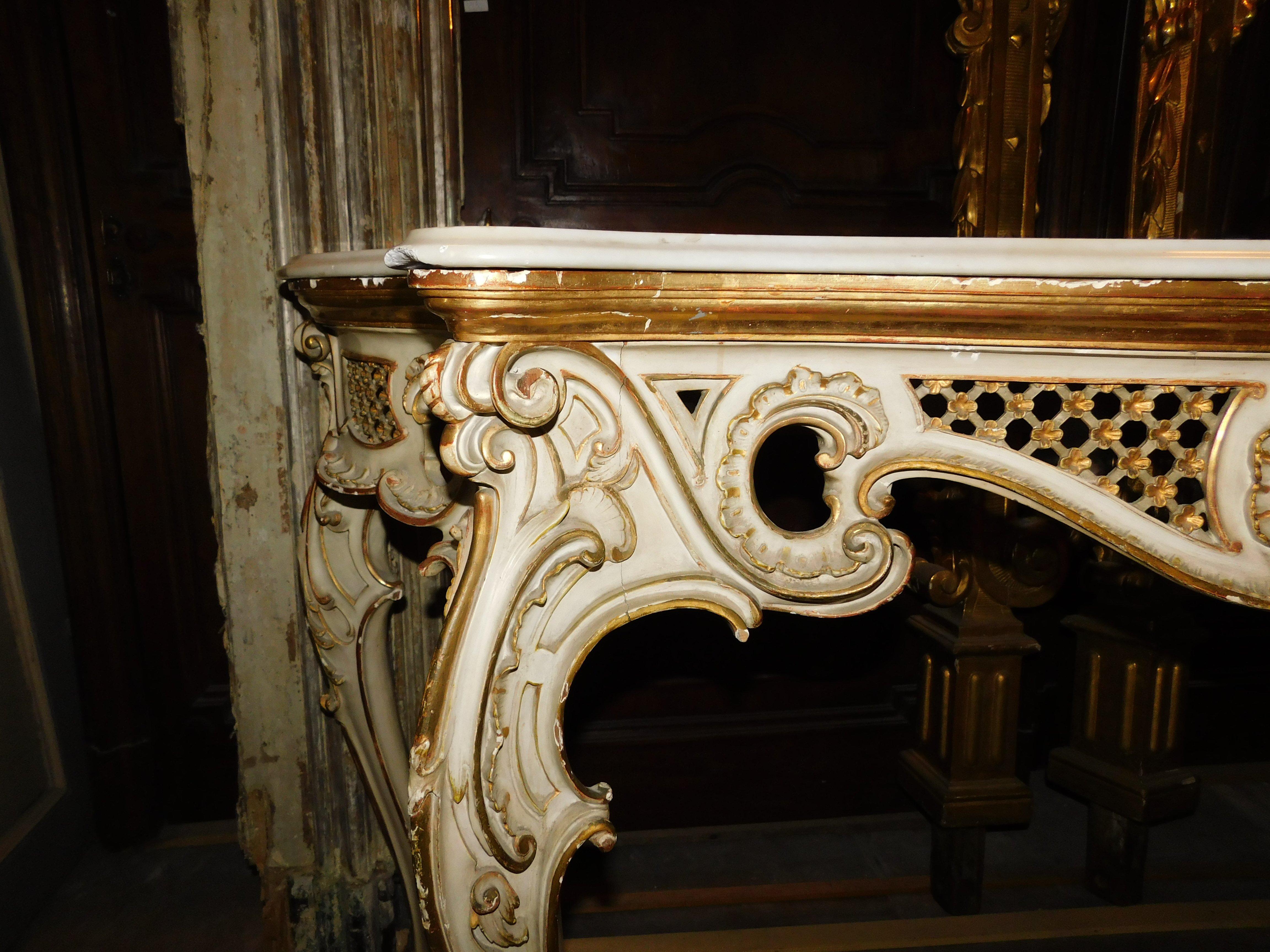 Ancient Console in Lacquered and Gilded Wood, from the 18th Century, Italy In Good Condition For Sale In Cuneo, Italy (CN)