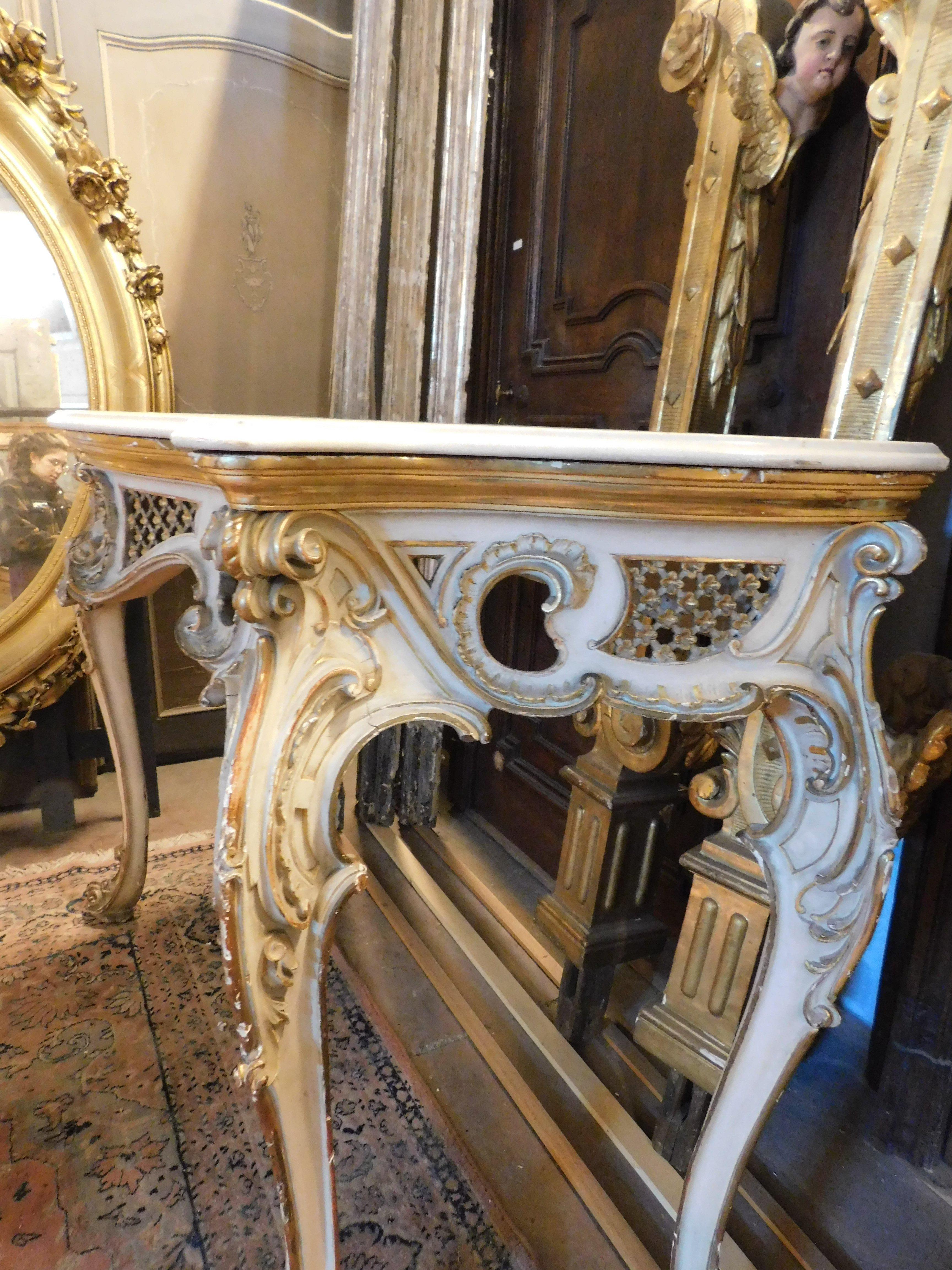 Ancient Console in Lacquered and Gilded Wood, from the 18th Century, Italy For Sale 1