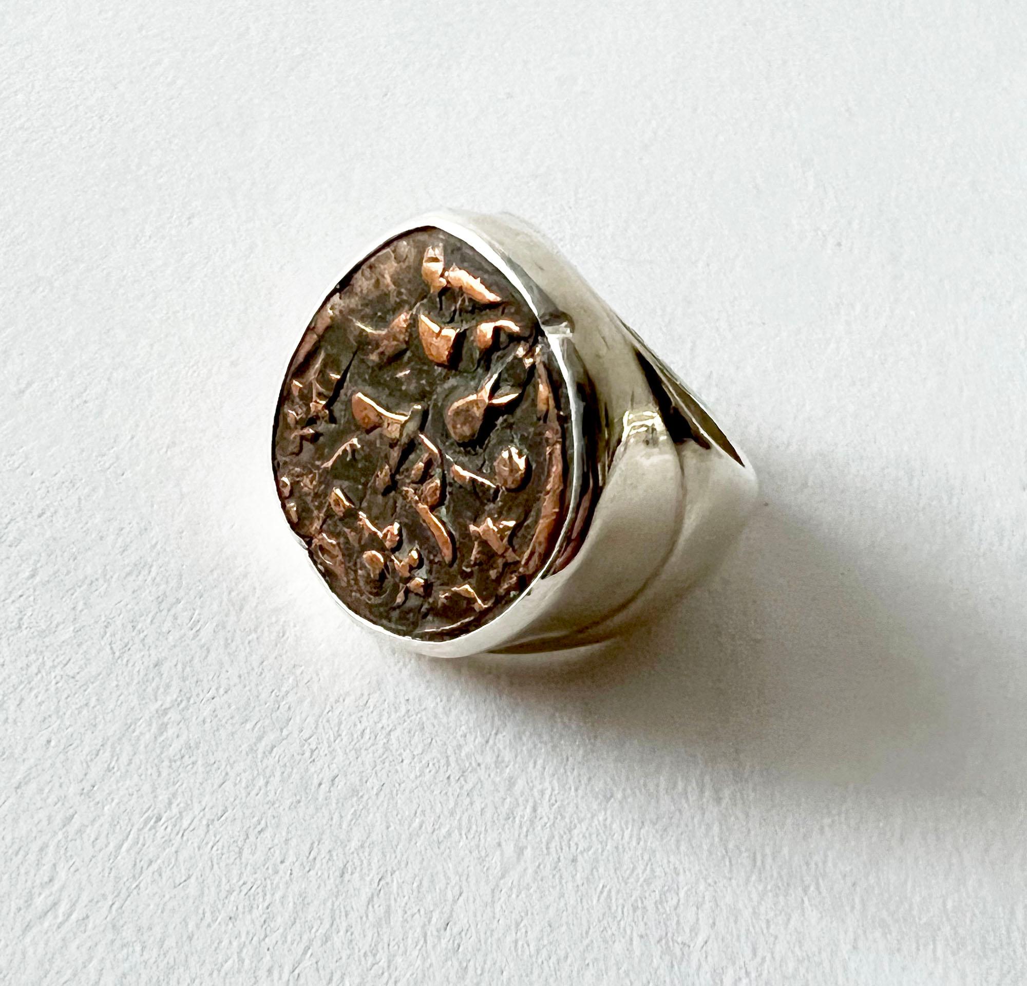 Bague en argent sterling de Grande-Bretagne contemporaine sertie d'une ancienne pièce de cuivre de Ratlam, en Inde.  La bague est un doigt de taille 9 et convient à un homme ou une femme.  En très bon état.  