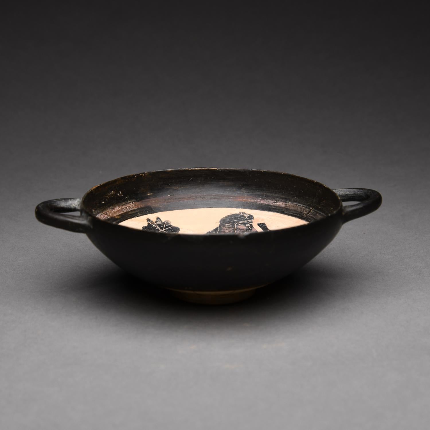 Grec classique Ancient Corinthian Black-Figured Stemless Cup en vente