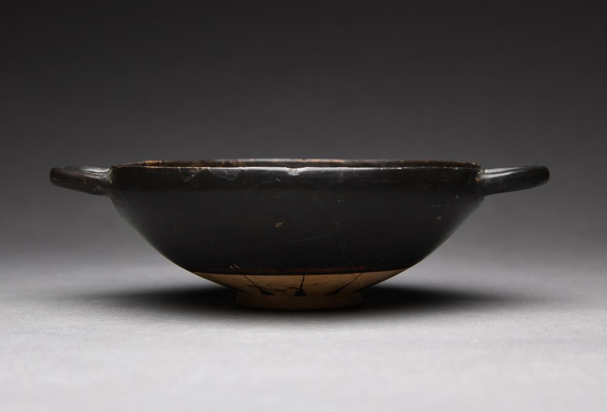 Grec Ancient Corinthian Black-Figured Stemless Cup en vente