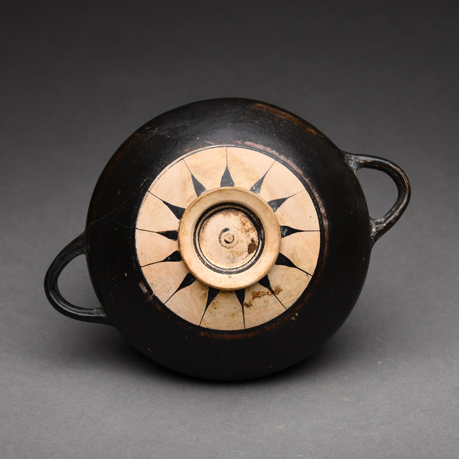 Cuit Ancient Corinthian Black-Figured Stemless Cup en vente