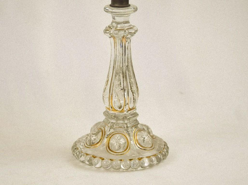 Le candélabre en cristal est un bel objet décoratif réalisé au 19ème siècle par des manufactures italiennes.

Ces précieux candélabres sont réalisés en cristal de Baccarat avec des reflets dorés et une peinture émaillée avec des motifs floraux