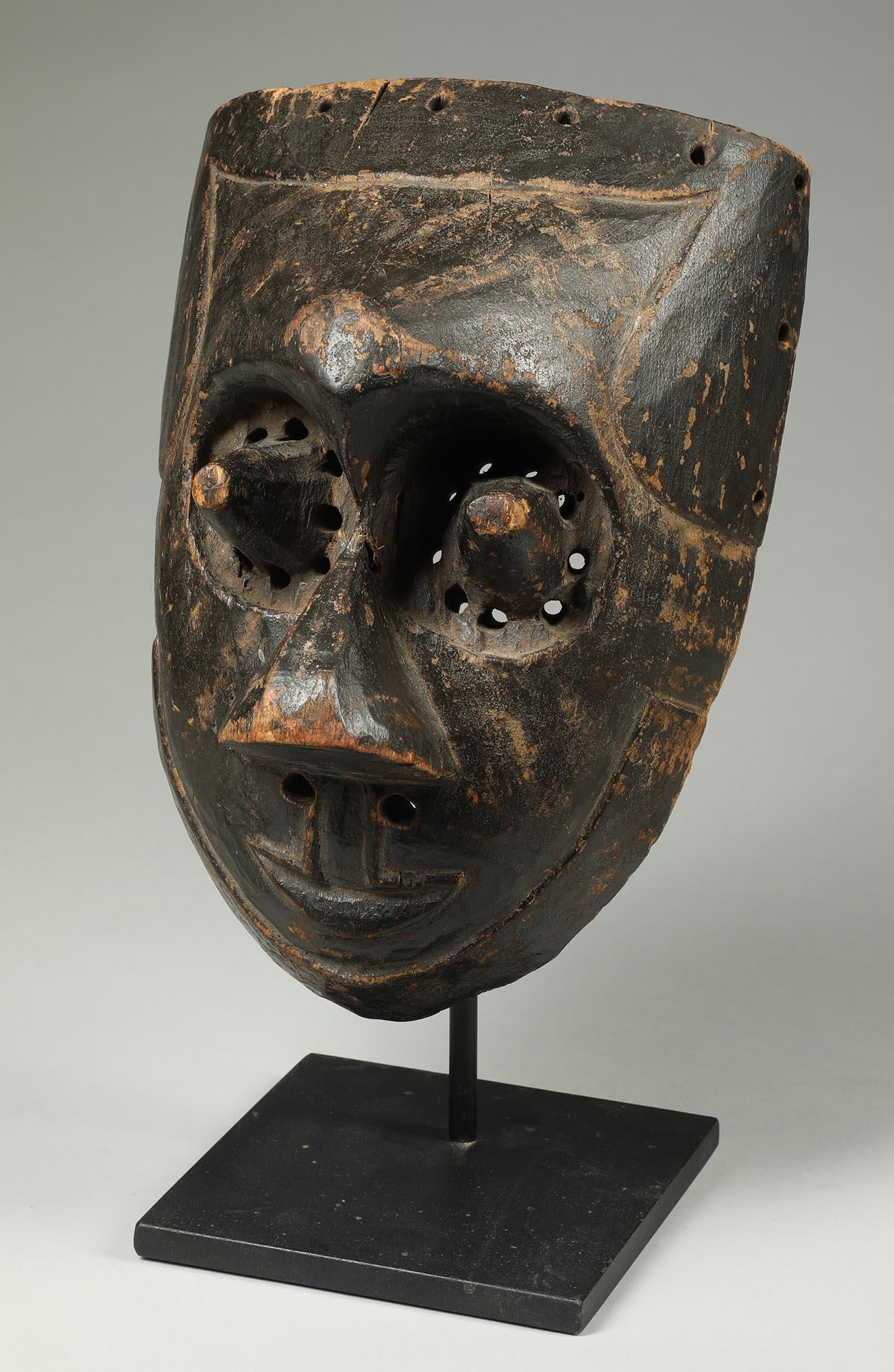 Antica maschera cubista Kuba Patina nera, occhi a forma di cono, proveniente dal Congo, Africa.

È in buone condizioni, con usura, lucidatura ed erosione dovute all'uso tradizionale, adeguate all'età, all'uso e al supporto. Graffi e scalfitture qua