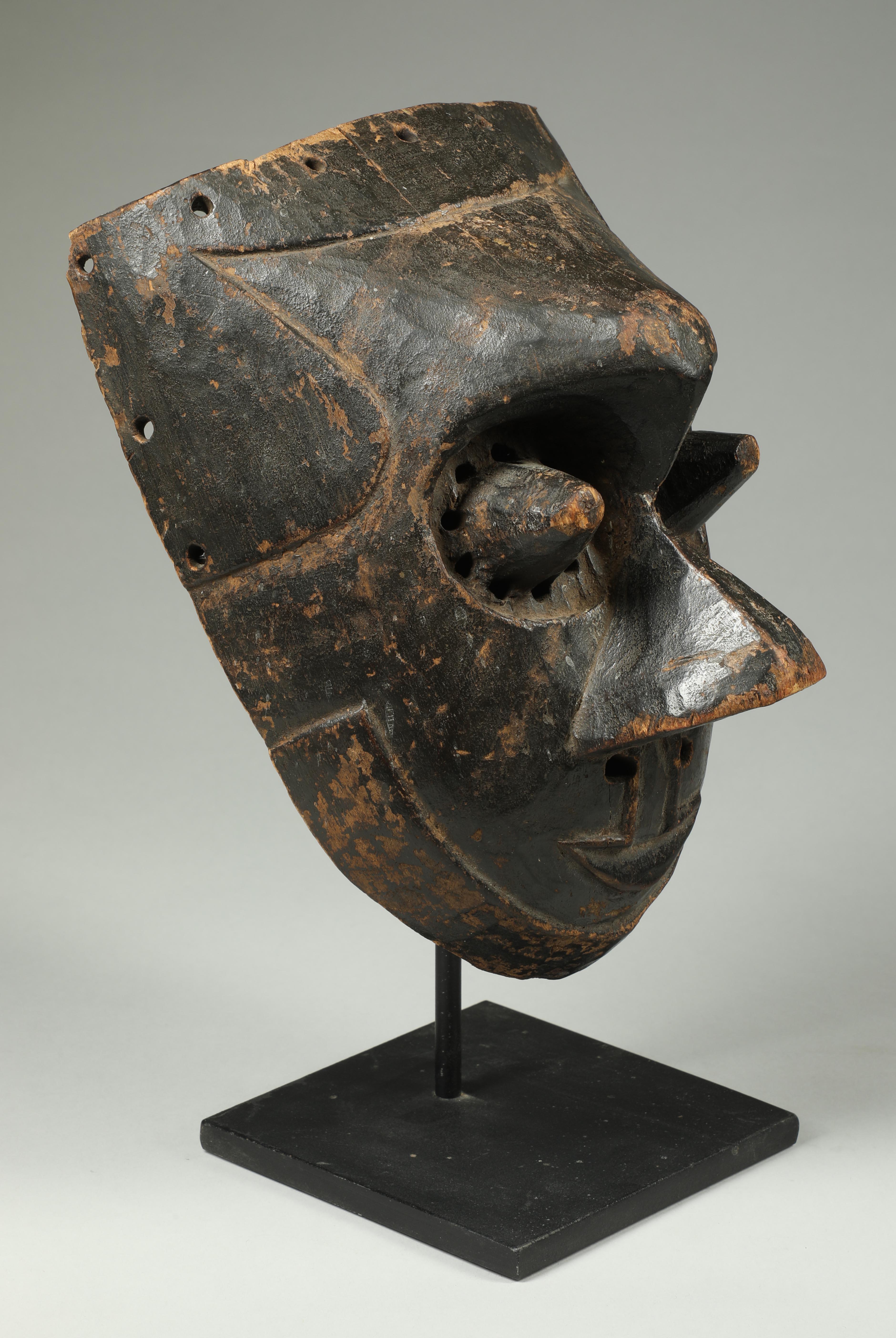 Intagliato a mano Antica maschera cubista danzata Kuba Patina nera Occhi a cono Congo Africa in vendita
