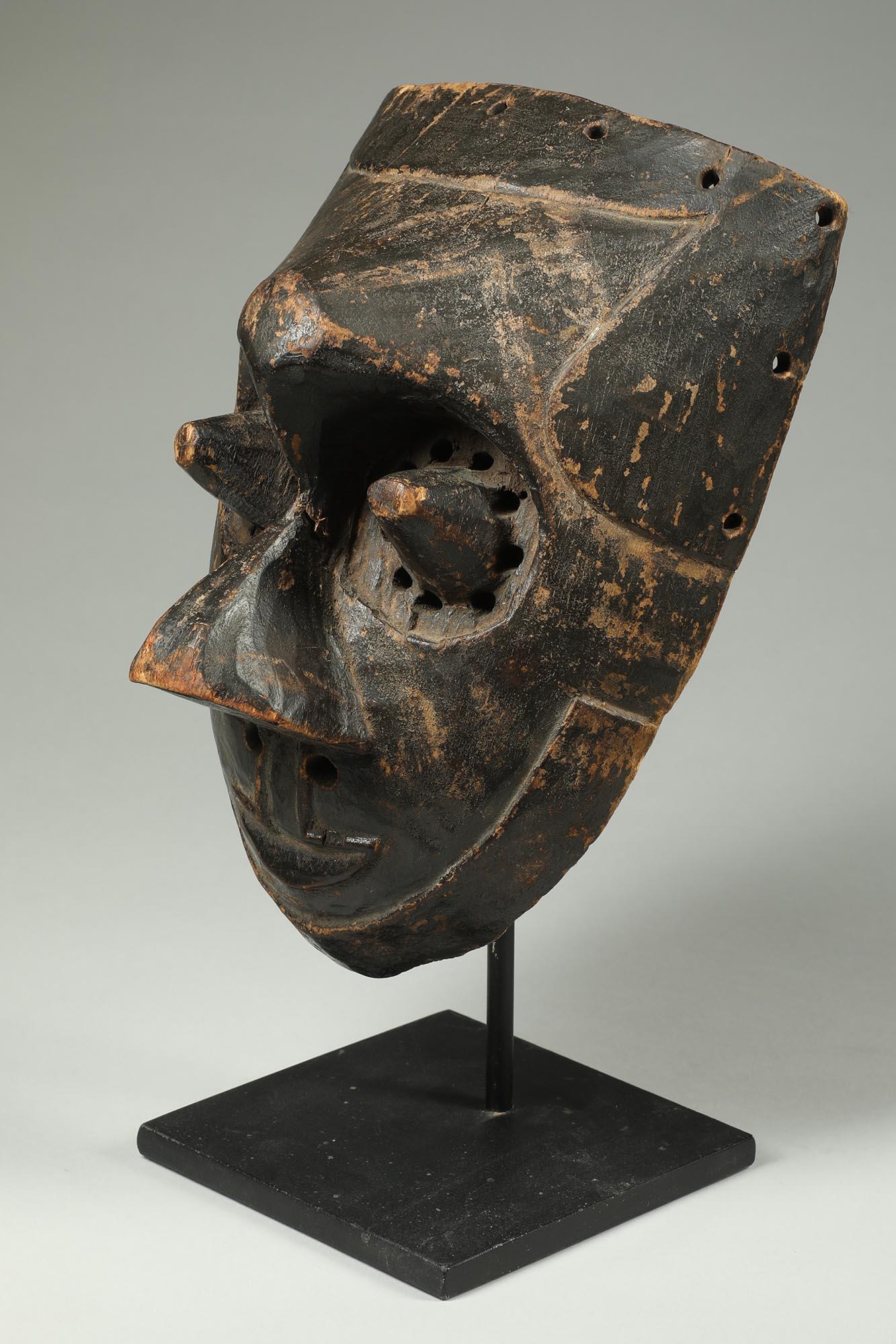 Antica maschera cubista danzata Kuba Patina nera Occhi a cono Congo Africa In condizioni discrete in vendita a Point Richmond, CA