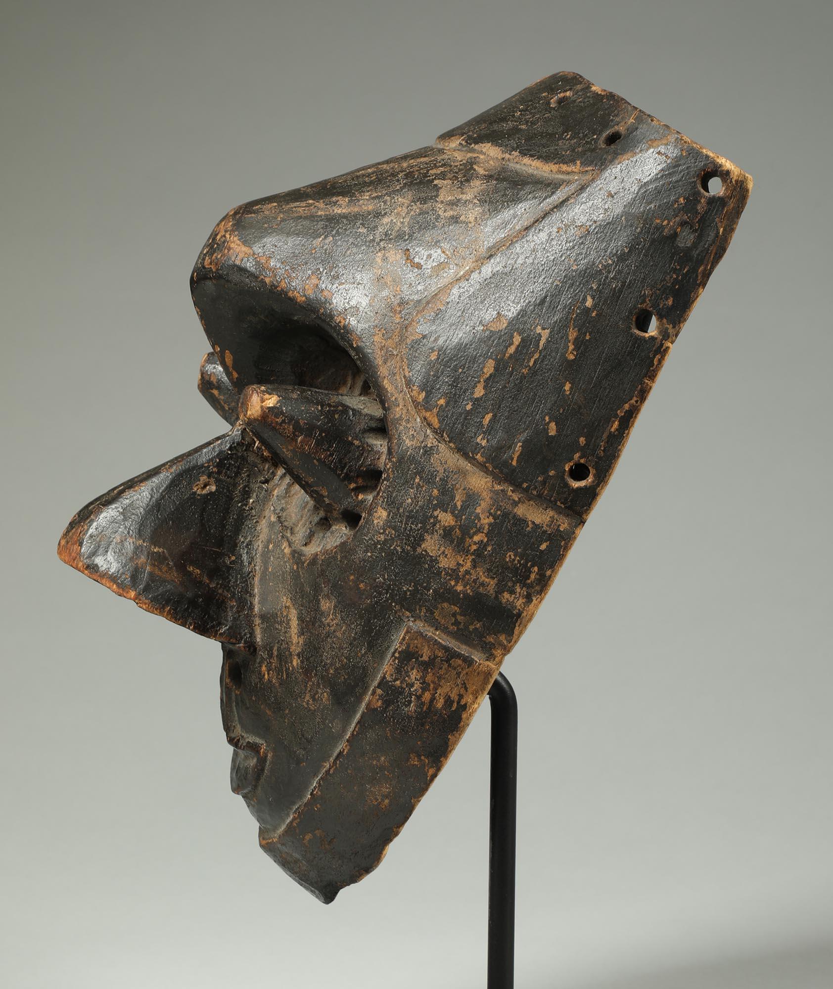 XX secolo Antica maschera cubista danzata Kuba Patina nera Occhi a cono Congo Africa in vendita