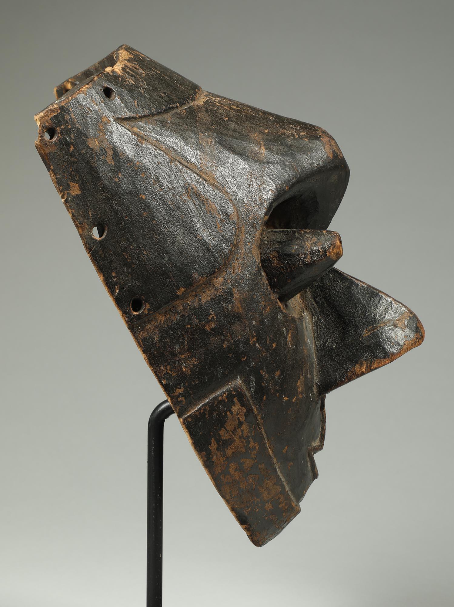 Legno Antica maschera cubista danzata Kuba Patina nera Occhi a cono Congo Africa in vendita