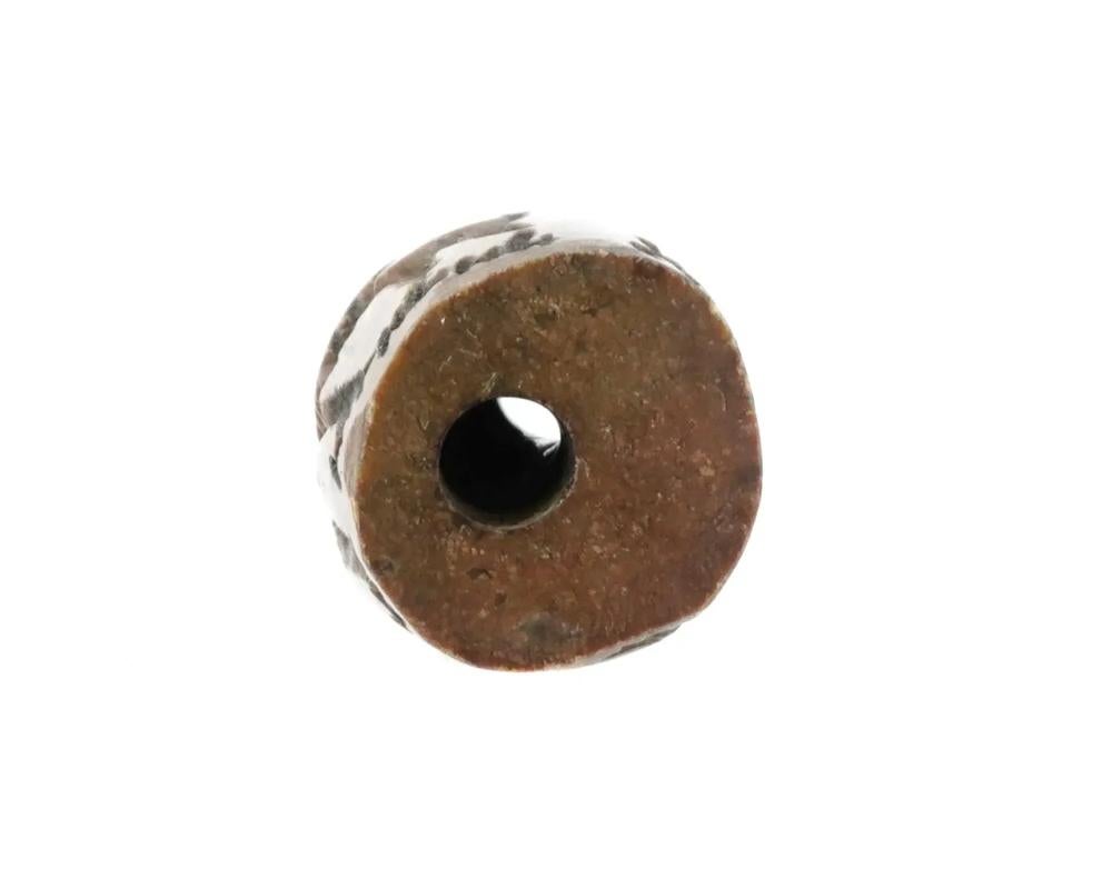 Antico sigillo cilindrico scolpito in pietra marrone 1