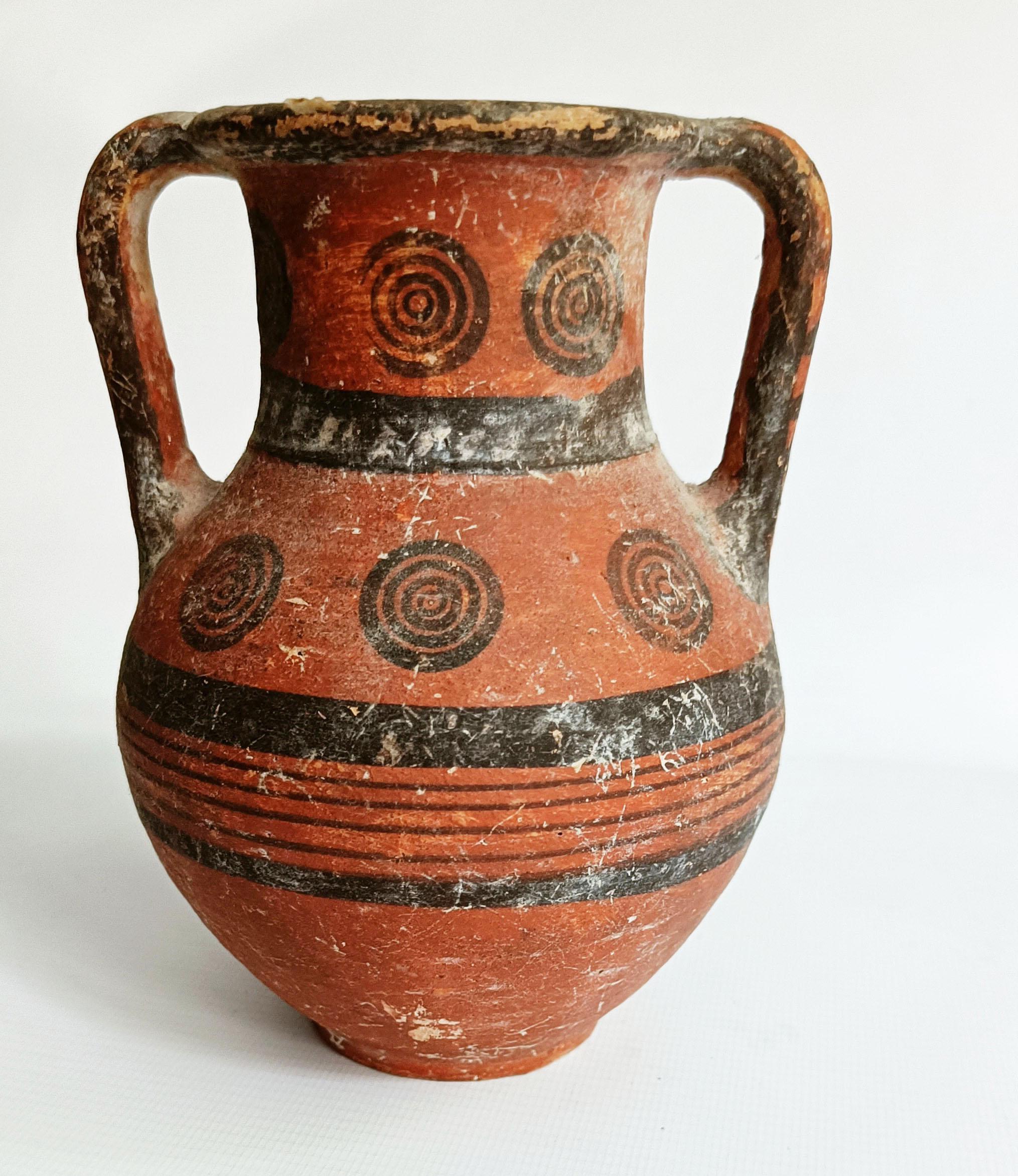  Ancient Cypriot Bichrome Ware Amphora – Black-on-Red Pottery, Cypro-Archaic, ca. 800–600 BC
A beautifully preserved ancient Cypriot bichrome ware amphora dating to the Cypro-Archaic period (ca. 800–600 BC). This elegant vessel is crafted in