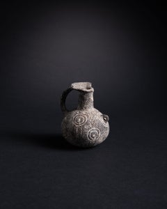 Antica brocca cipriota in ceramica nera con decorazione geometrica incisa