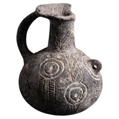 Antica brocca cipriota in ceramica nera con decorazione geometrica incisa