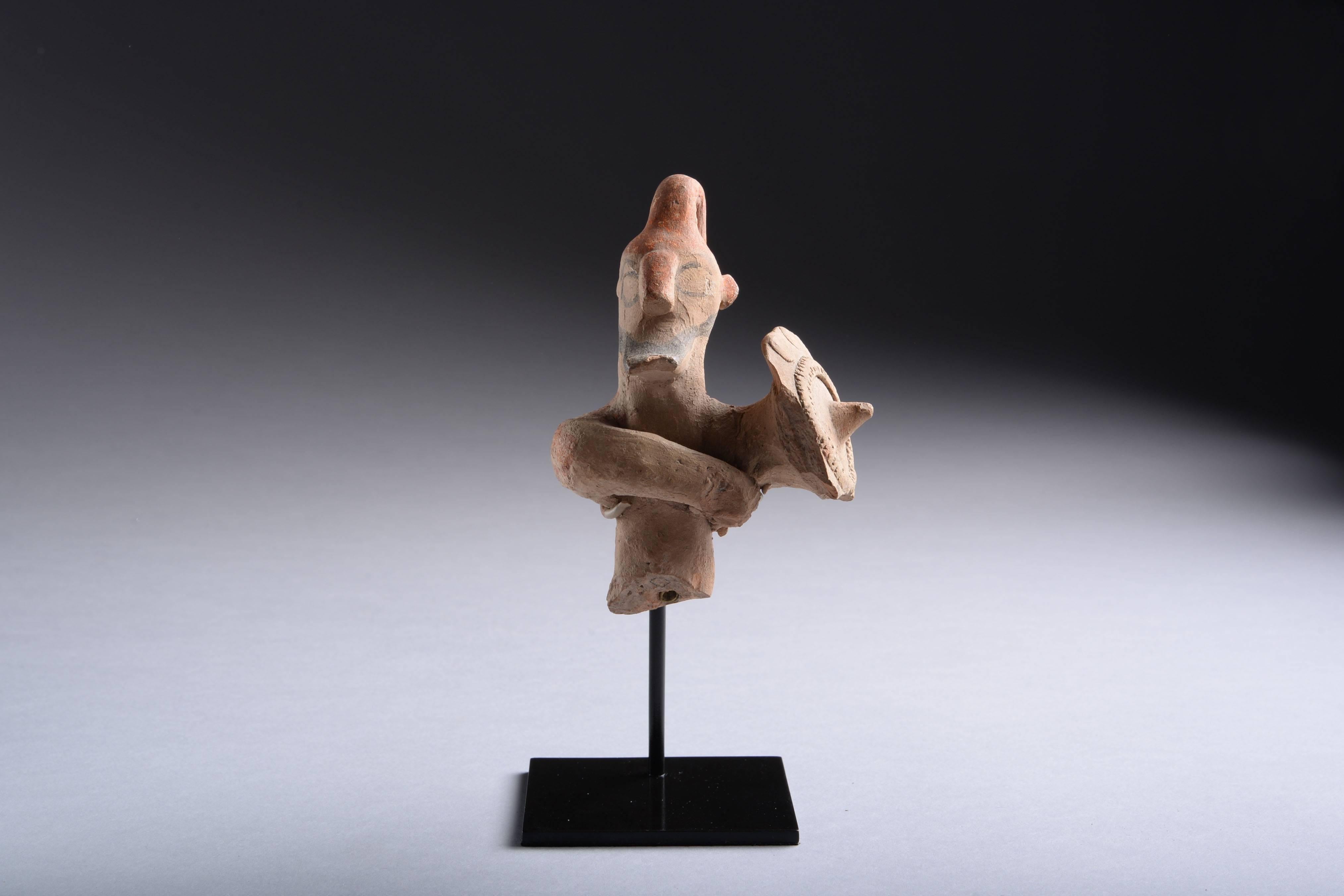 Figure en terre cuite d'un guerrier de Chypre:: datant de la période cypro-archéenne:: vers 750-600 av. 

Le personnage barbu est représenté debout:: le bras droit replié sur la poitrine:: s'apprêtant à dégainer une épée désormais perdue:: le gauche
