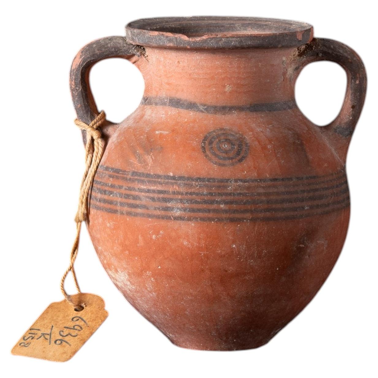 Antica brocca ad anfora cipriota in ceramica rossa con decorazione geometrica