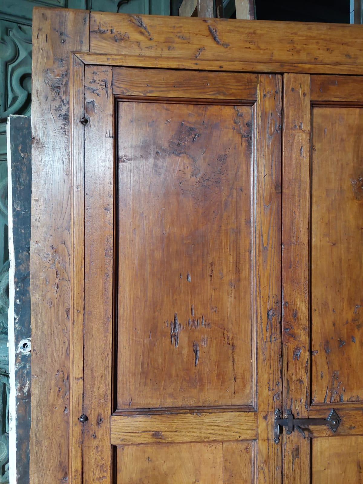 Ancienne porte / armoire rustique avec deux portes du nord de l'Italie, 18ème siècle. Bon état - En vente à Cuneo, Italy (CN)
