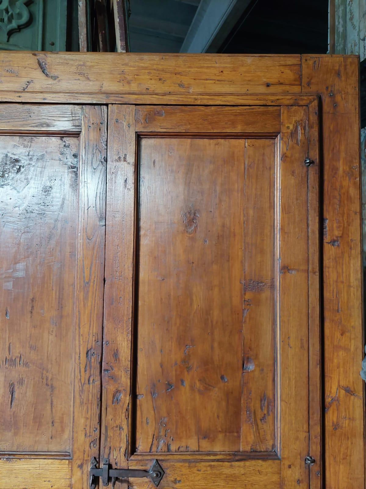 Antike Tür / rustikaler Schrank mit zwei Türen aus Norditalien, 18. Jahrhundert. (Holz) im Angebot