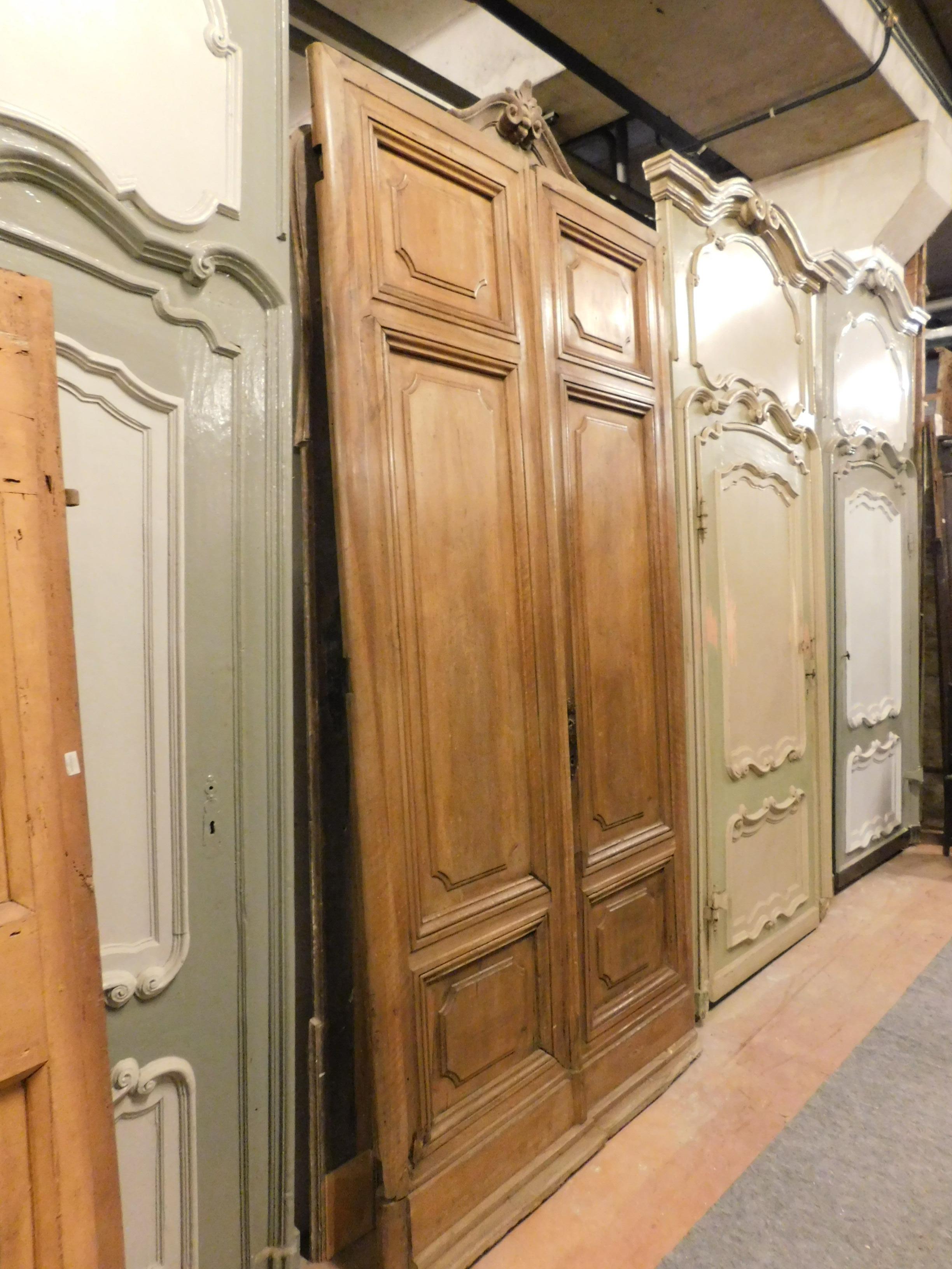 Antike Doppelflügel-Eingangstür aus Nussbaumholz, 20. Jahrhundert, Italien (Italienisch) im Angebot
