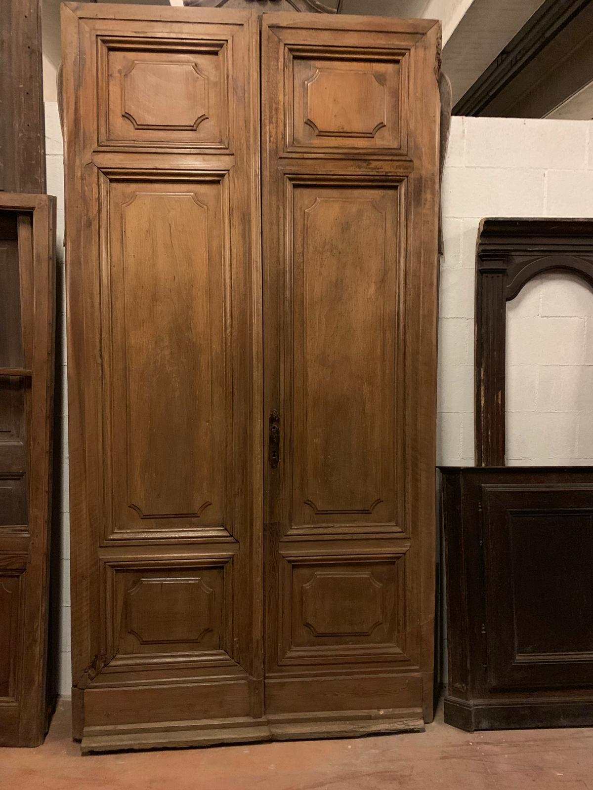 Antike Doppelflügel-Eingangstür aus Nussbaumholz, 20. Jahrhundert, Italien (Handgeschnitzt) im Angebot