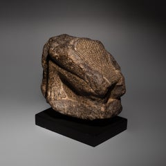 Ancienne Egypte Fond d'une sculpture agenouillée en granit noir